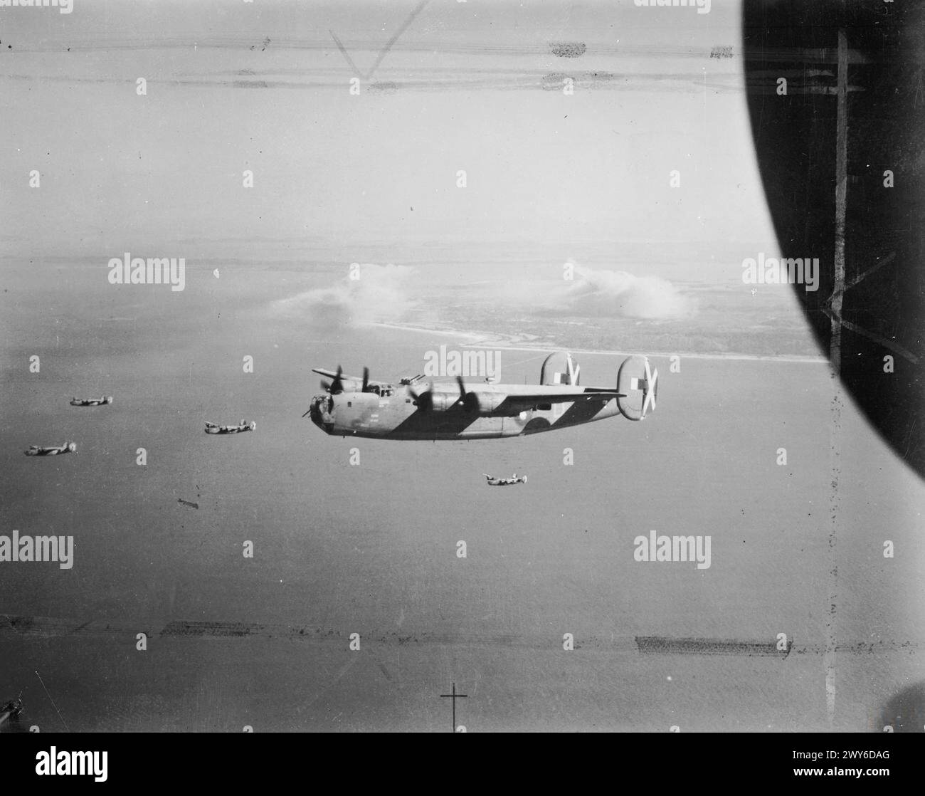 Der konsolidierte Liberator B Mark Vis der No. 356 Squadron RAF kehrte nach der Bombardierung japanischer Stellungen auf Ramree Island am 21. Januar 1945 auf ihre Basis in Salbani zurück. Stockfoto