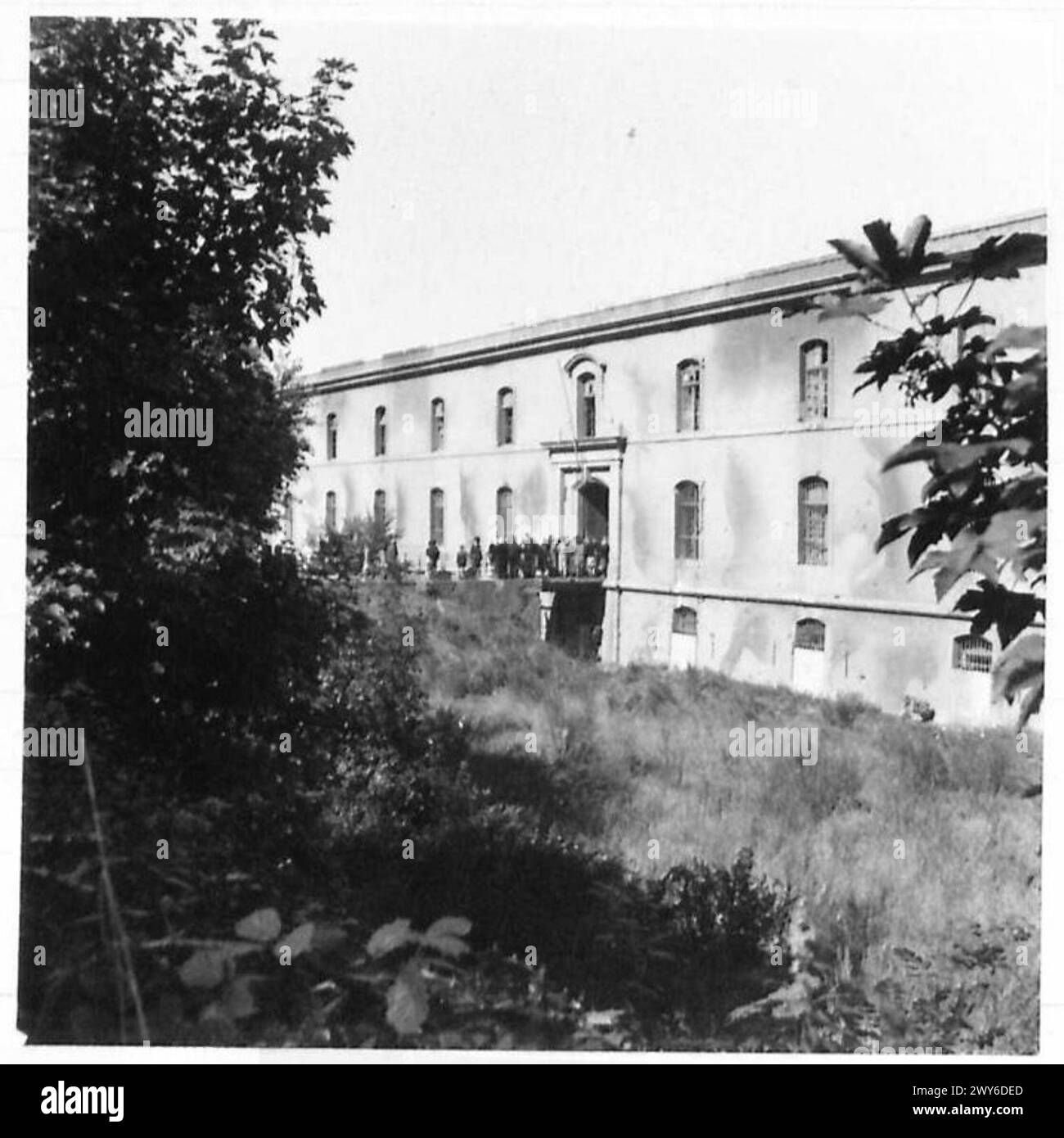 Fort Le Havre war Zeuge eines heftigen Kampfes, bevor er unterdrückt wurde; Zivilisten kamen über eine Betonbrücke, um verlassene Ausrüstung, Güter und Lebensmittel während der Operationen der britischen Armee 21st Army Group zu sammeln. Stockfoto