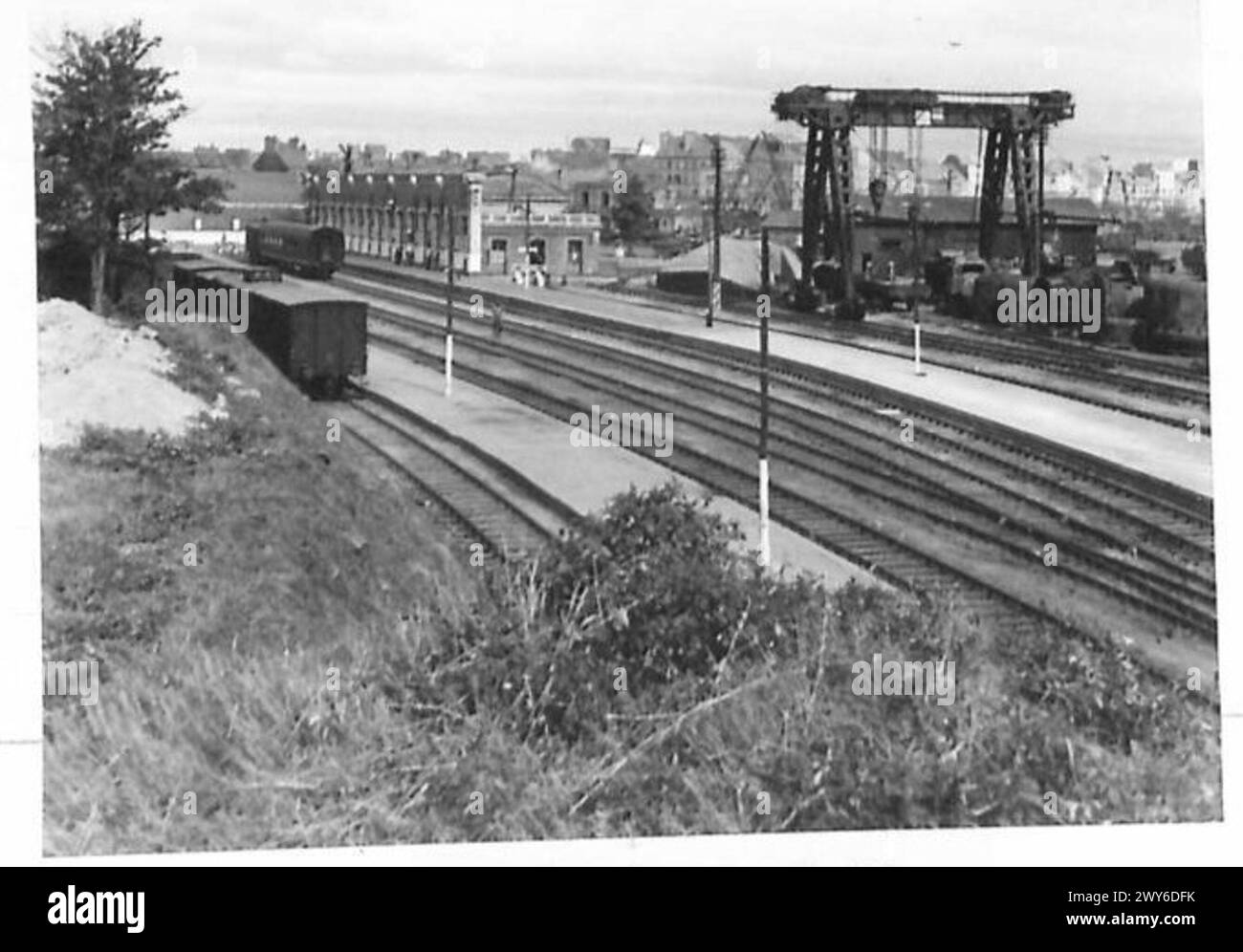 Die Fotos zeigen einen vorgefertigten Hafen und dessen Endbahnhof, der für logistische Operationen genutzt wird. Stockfoto