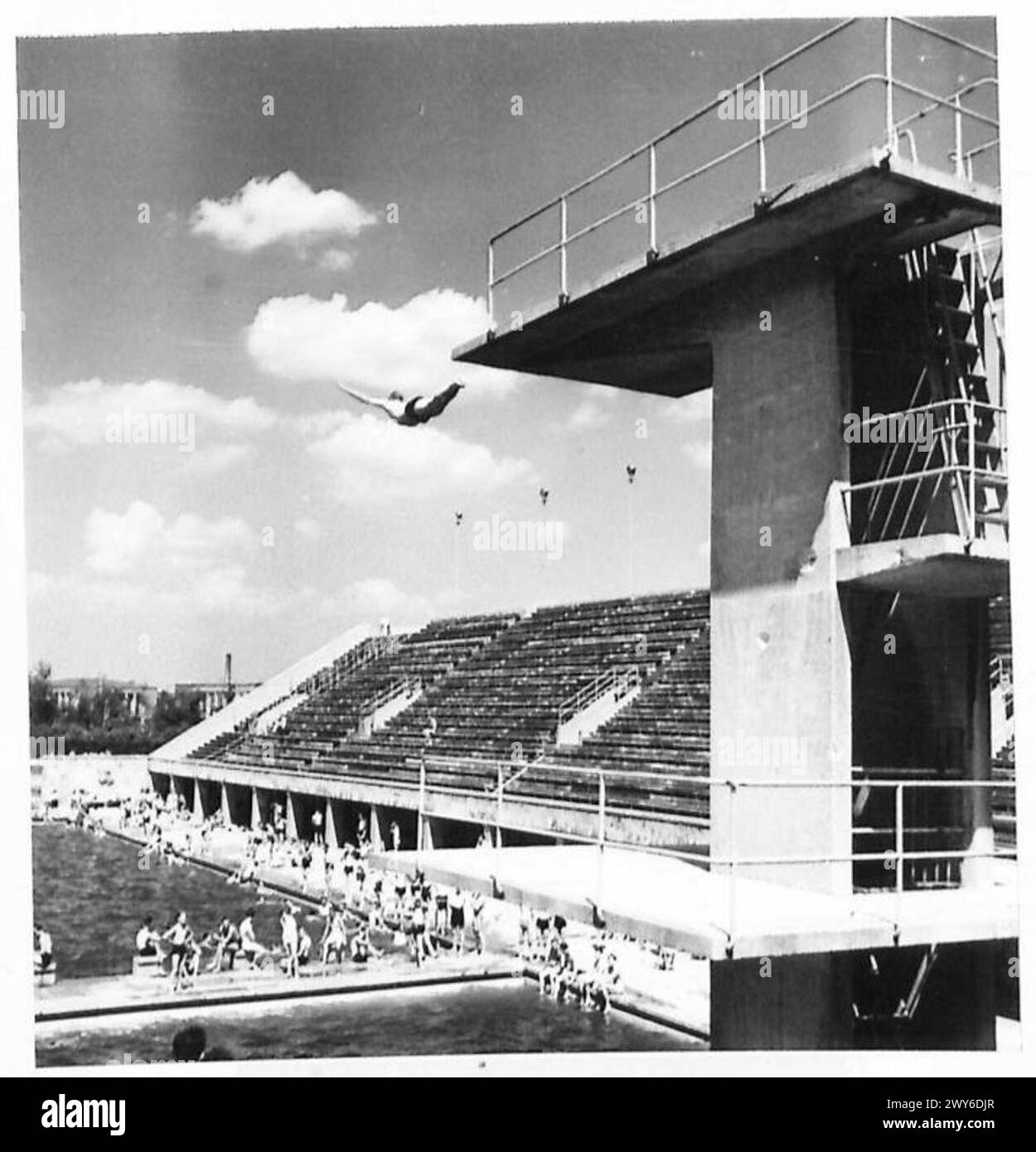 Berlin wird für die alliierte Truppenerholung adaptiert, mit NAAFI-Diensten, Kinos und dem Schwimmbad des Olympiastadions bieten Soldaten wie Wüstenratten Freizeitmöglichkeiten. Stockfoto
