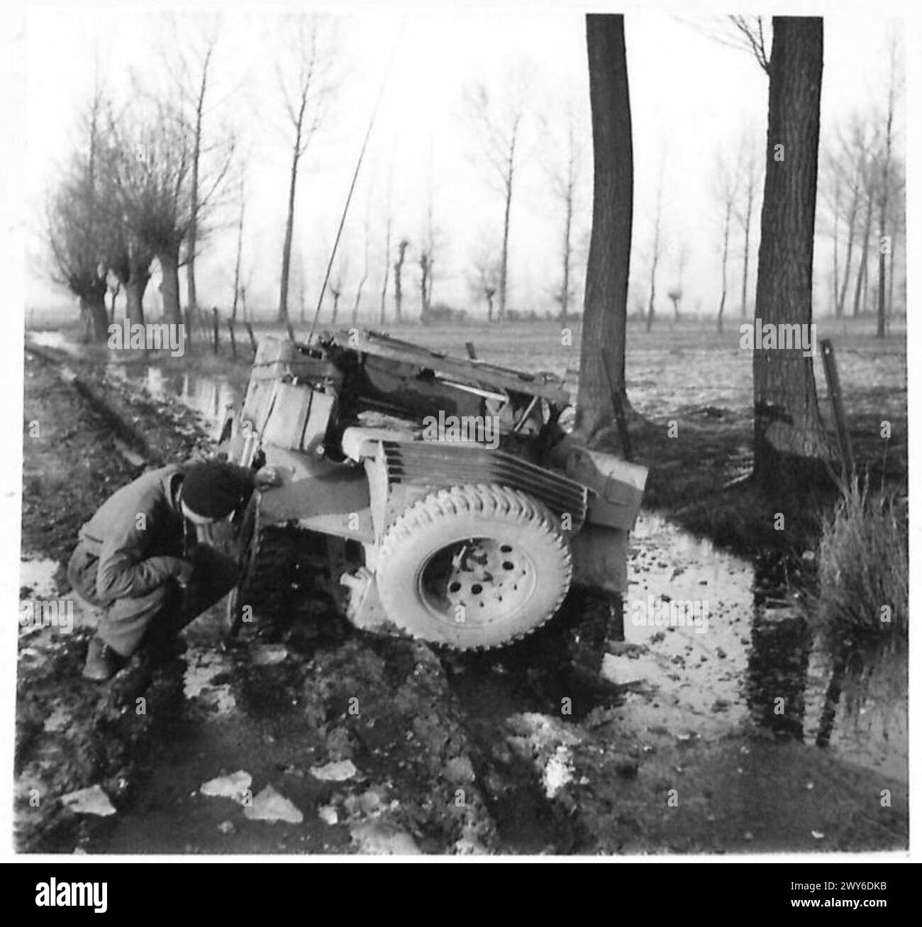 Ein Dingo-Pfadfinderwagen der 8. Husaren wird während des Betriebs im Eis stillgelegt, was die Herausforderungen des Winterfahrzeugs veranschaulicht. Stockfoto