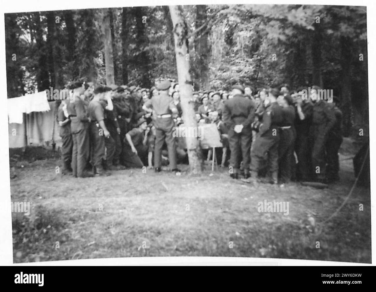 Ein Blick auf ein Abendgespräch unter den Bäumen im Hauptquartier der britischen Armee, 21. Armeegruppe. Stockfoto