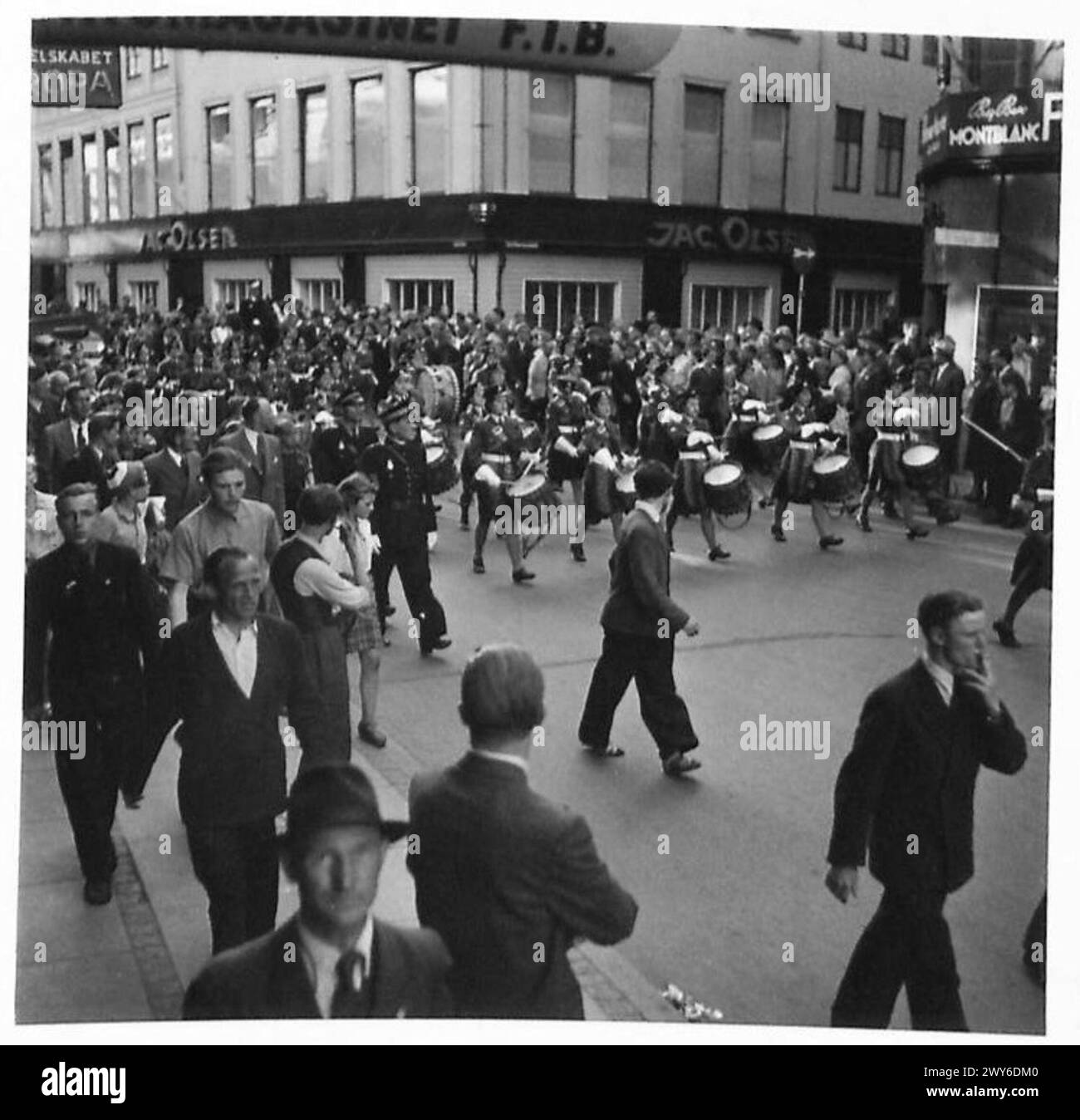 W.A.A.F. BAND IN KOPENHAGEN - Szenen in Kopenhagen als die Band der Women's Auxiliary Air Froce durch die Straßen marschiert. Britische Armee, 21. Armeegruppe Stockfoto