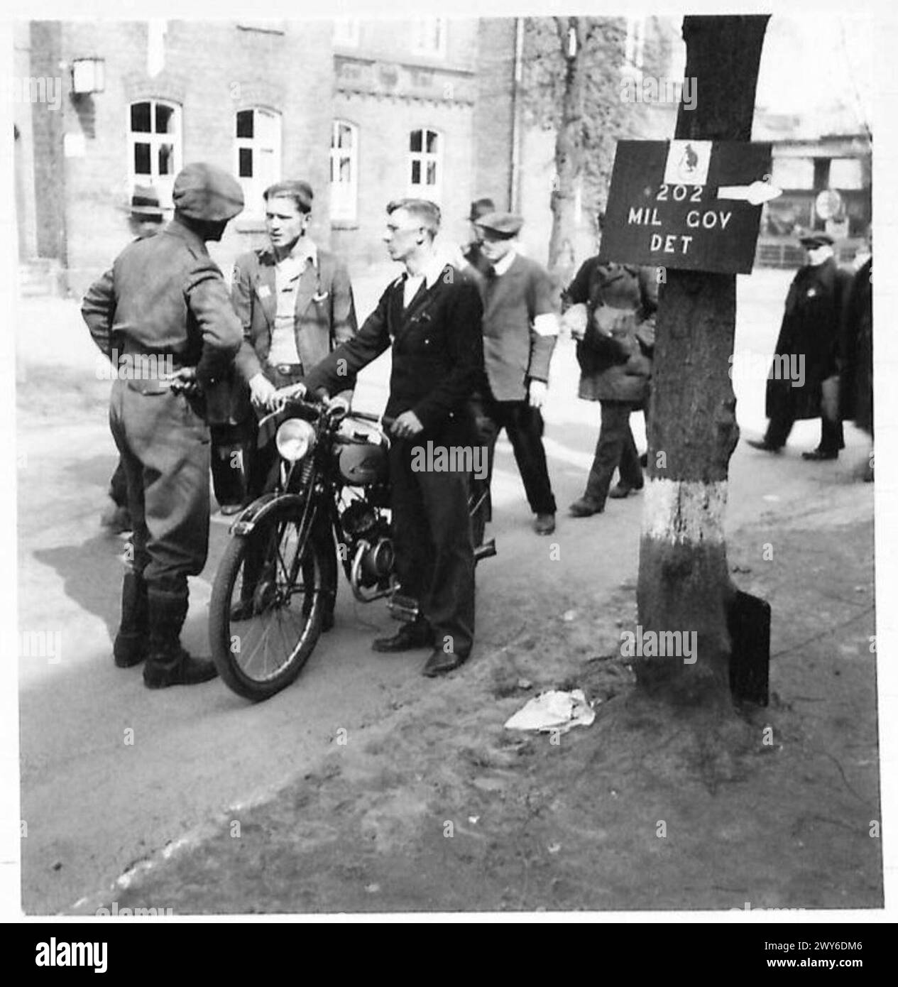 Ein Feldwebel der britischen Militärregierung beschlagnahmt ein Motorrad in Syke, wo Zivilisten unter Aufsicht der 21. Armee-Gruppe der British Army den Straßenverkehr verboten ist. Stockfoto