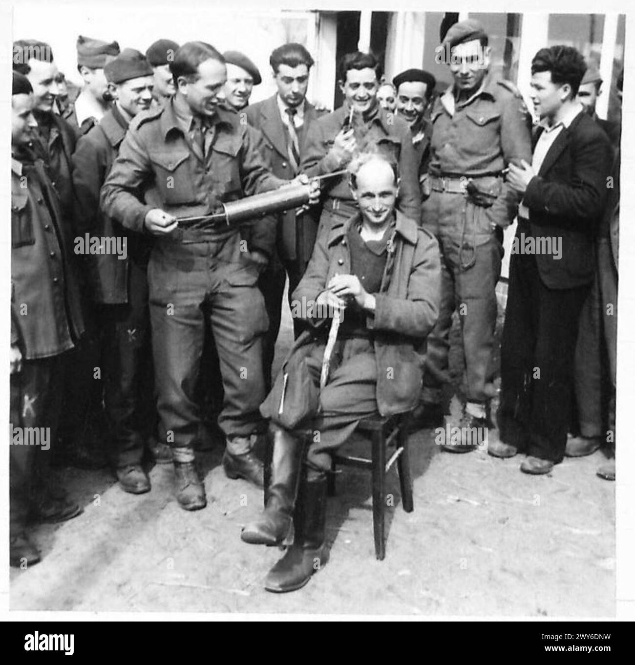 Freigelassene Gefangene im British Military Government Centre werden unter Aufsicht der British Army als Vorsichtsmaßnahme gegen Typhus entlaust. Stockfoto