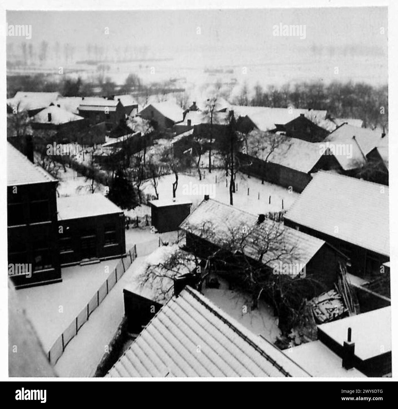 Ein allgemeiner Blick vom Kirchturm zeigt das Dorf Meers während einer Evakuierung durch britische Truppen der 21. Armeegruppe. Stockfoto