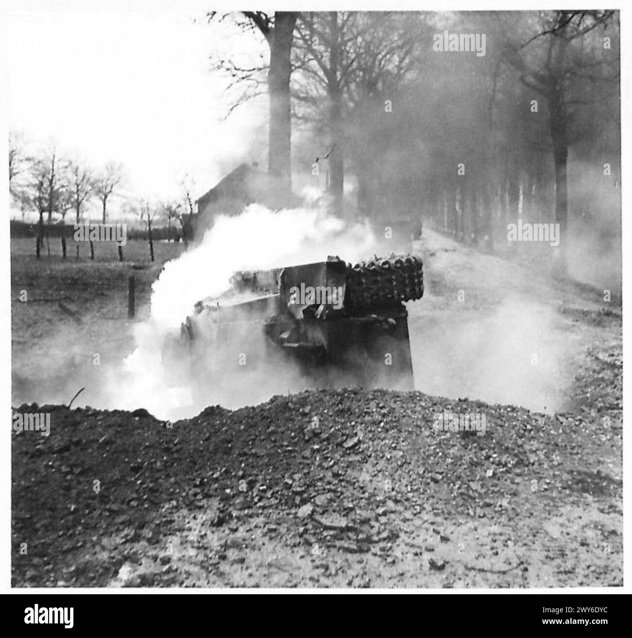 Ein deutscher Mark IV-Panzer wird während des Vormarsches bei Kevelaer durch britische Streitkräfte in Brand gesetzt. Stockfoto