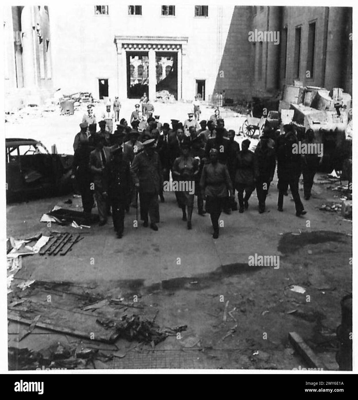 Premierminister und Partei tourten während der Großen drei-Konferenz durch die Ruinen des Kanzleramtes in Berlin. Stockfoto