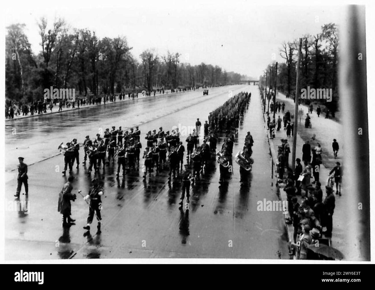 DIE FLAGGENZEREMONIE IN BERLIN BRECHEN – britische Truppen, angeführt von der Band, marschieren die Charlottenburger Chausese, britische Armee, 21. Armeegruppe Stockfoto