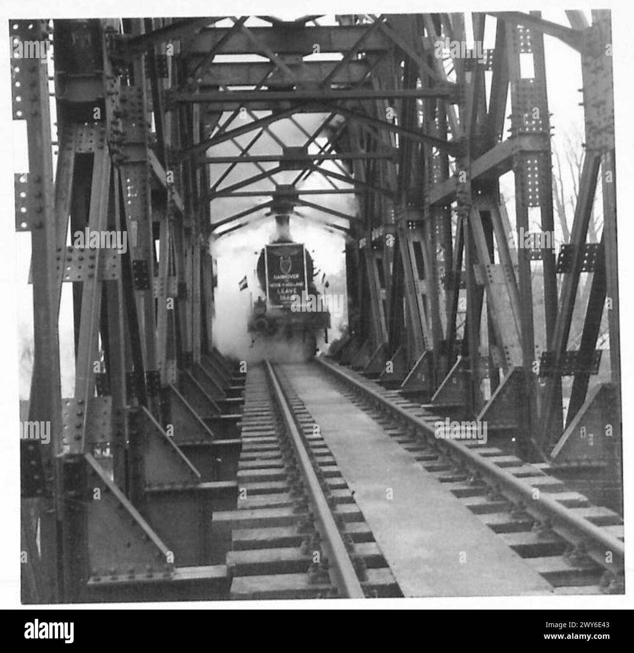 Der Hannover Express überquert die Brücke über die Ijssel bei Deventer, einem Teil der British Army of the Rhine Logistical Operations. Stockfoto