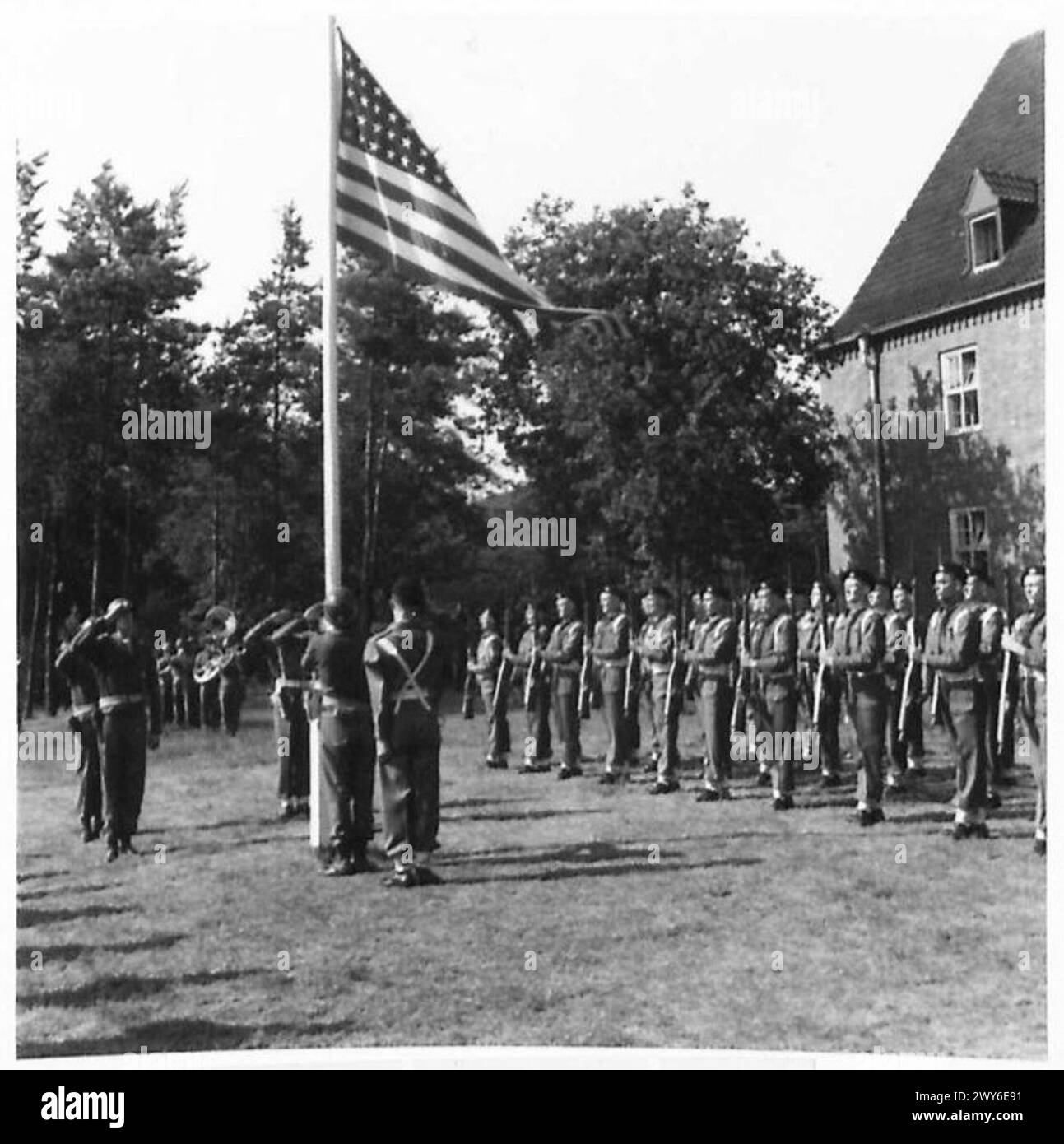 Bei Hilden, 1. Corps, übernehmen Einheiten der britischen Armee die amerikanischen Streitkräfte, die durch die Absenkung der amerikanischen Flagge gekennzeichnet sind. Stockfoto