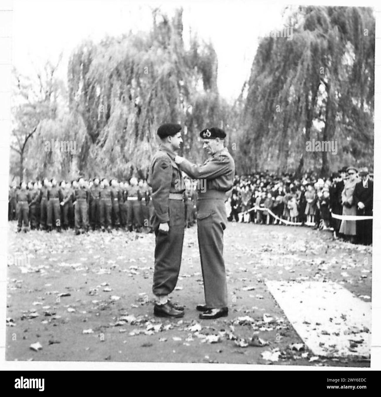 Major V.O. Walsh vom 27. Kanadischen Panzerregiment erhält den Distinguished Service Order während einer feierlichen Einführungszeremonie. Stockfoto