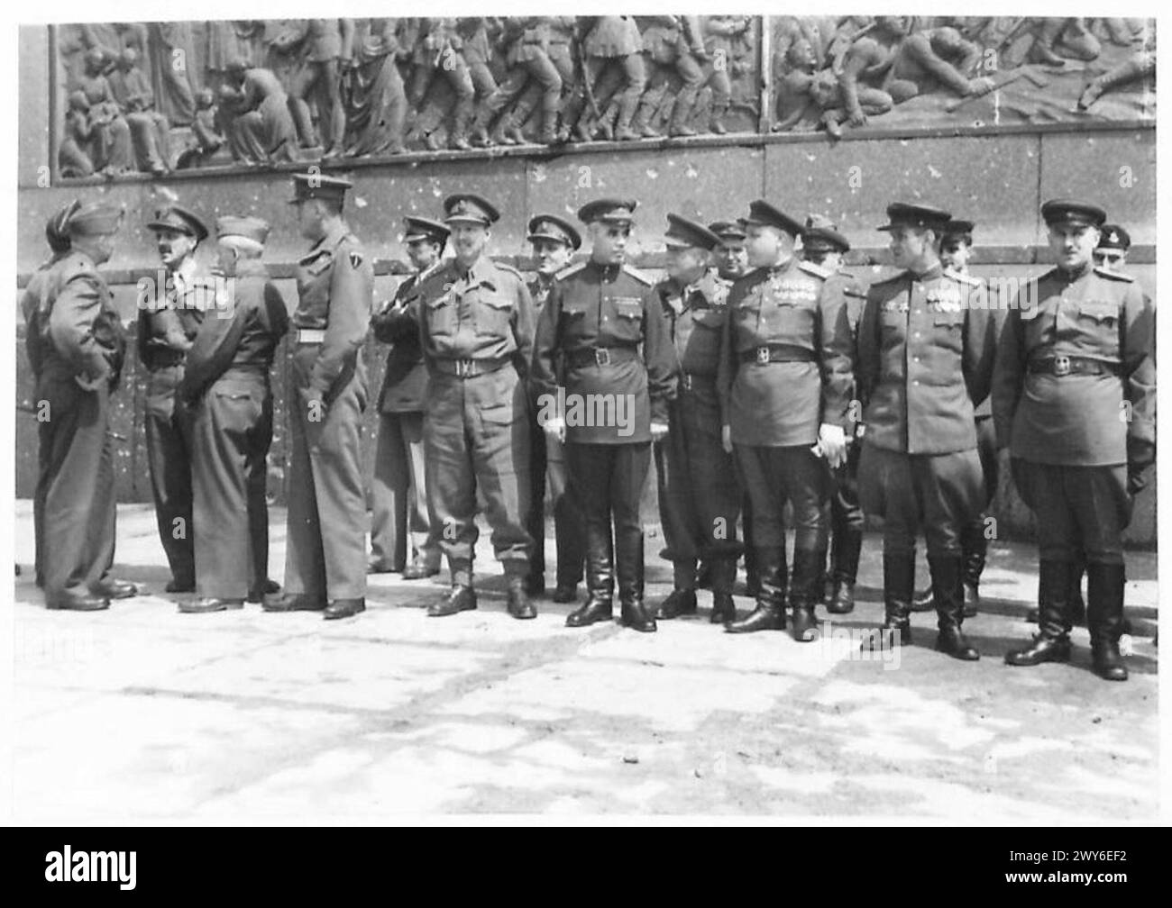 Hochrangige alliierte Offiziere der 7. Panzerdivision nehmen an einer Flaggenbrechungszeremonie in Berlin während der Operationen der British Army, 21st Army Group teil. Stockfoto