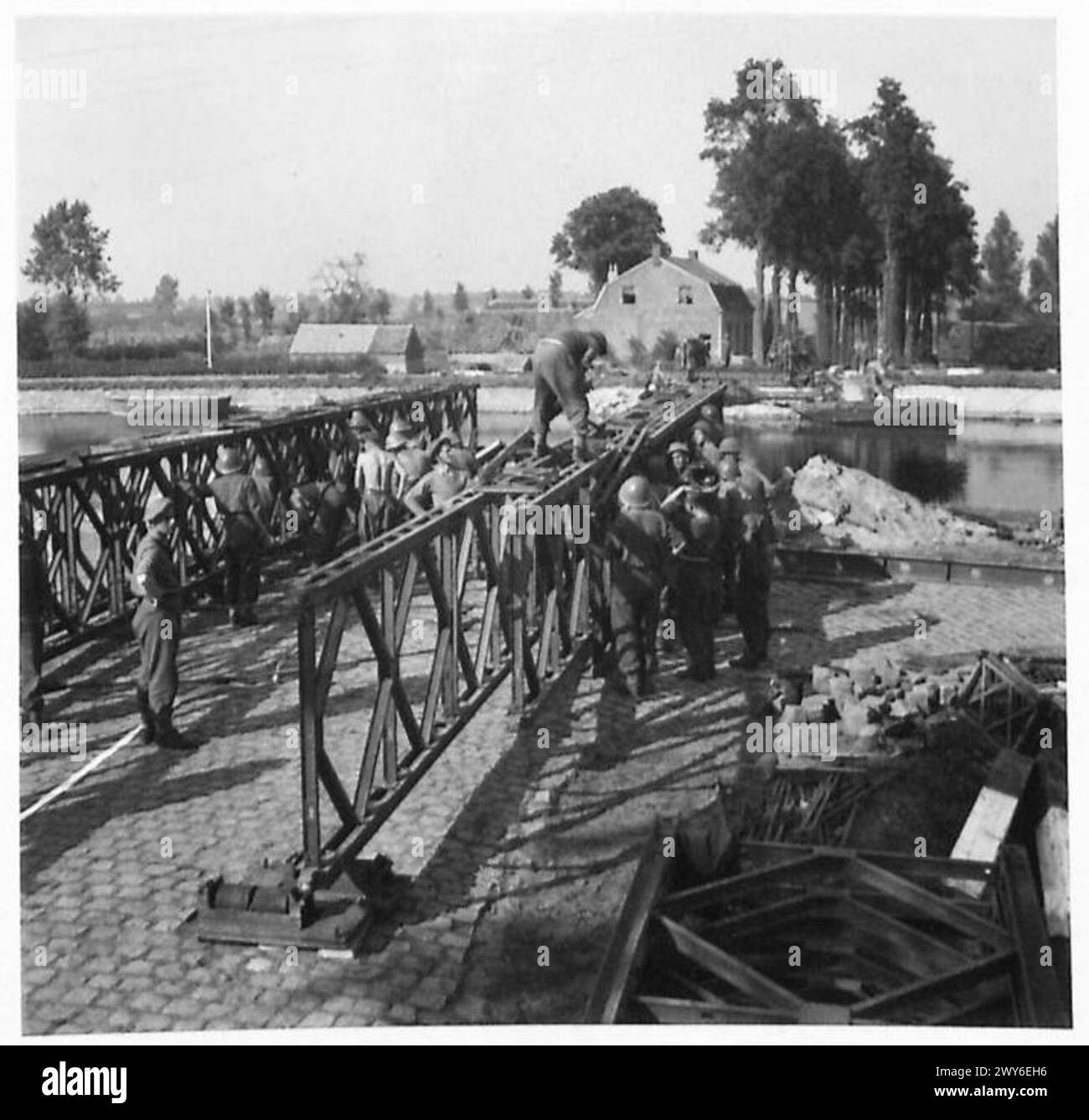Soldaten der 11. Rüstung und der 3. Division errichten eine Brücke der Klasse 40 über den Kanal bei Lille St. Hubert, um die militärische Bewegung während der Operationen im Zweiten Weltkrieg zu erleichtern Stockfoto