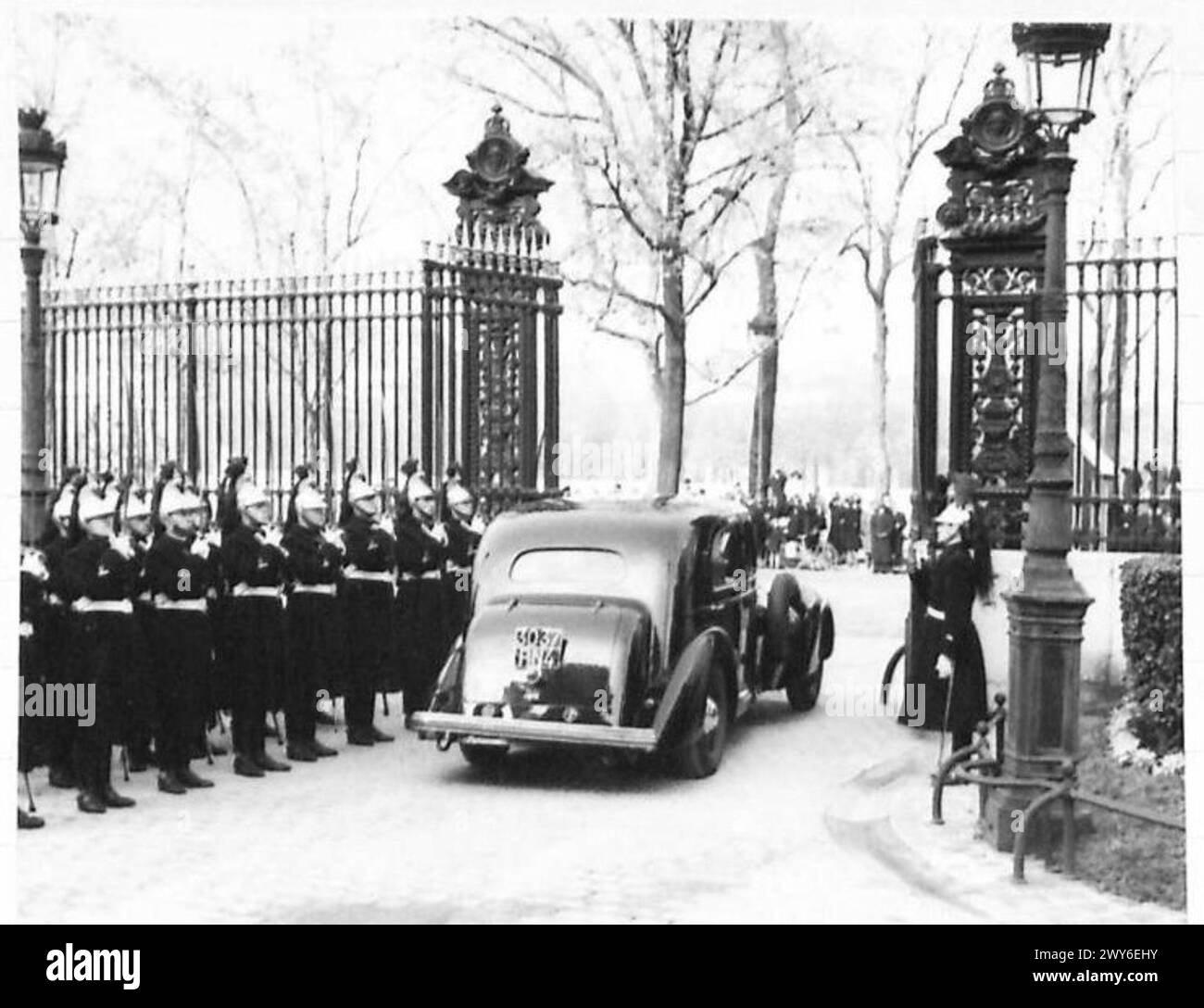 Premierminister Winston Churchills Wagen fährt während seines Besuchs in Südostfrankreich durch die Garde Républicaine am Quai d’Orsay-Tor in Paris. Stockfoto