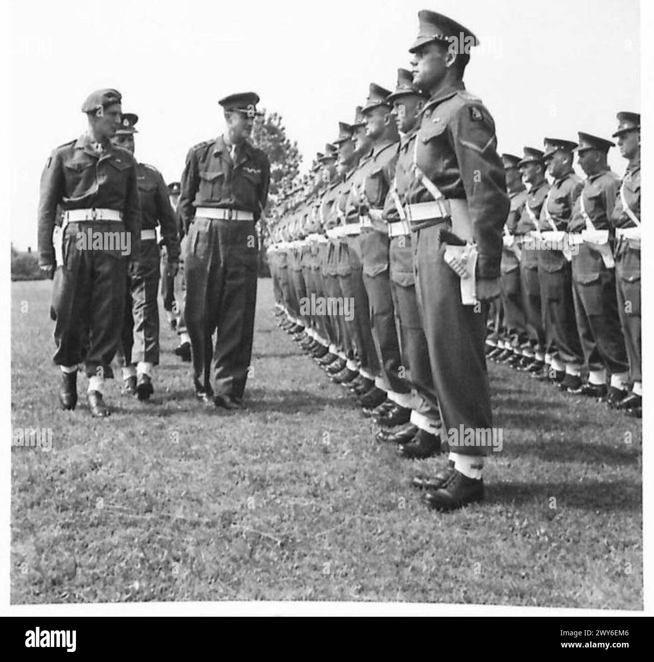 Veteranen von Wüstenkampagnen werden bei einer Parade inspiziert, während das Personal der britischen Armee die Linie der Soldaten in Formation überprüft. Stockfoto