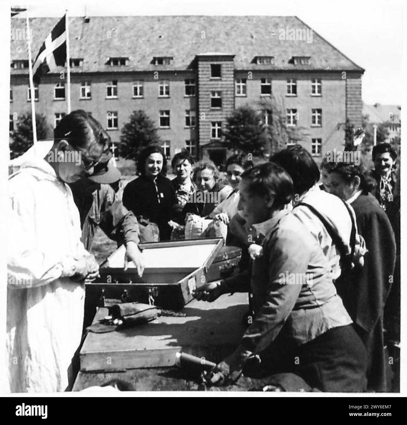 Schwedische Rote-Kreuz-Ordensleute organisieren das persönliche Eigentum einer neu angekommenen Person, Teil der Post-Liberation-Hilfe von Bergen-Belsen nach Schweden, innerhalb der britischen Armee, 21. Armeegruppe. Stockfoto