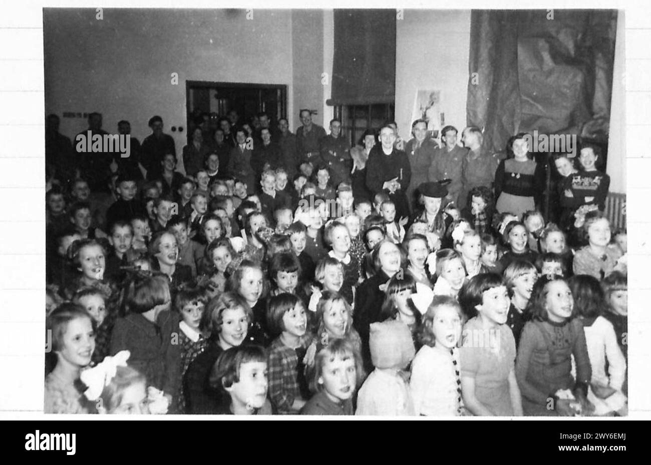 B.L.A.-Truppen organisieren eine St.-Nikolaus-Party für niederländische Kinder, bei der die Menge Spiele, Vorstellungen und Erfrischungen genießt. Stockfoto