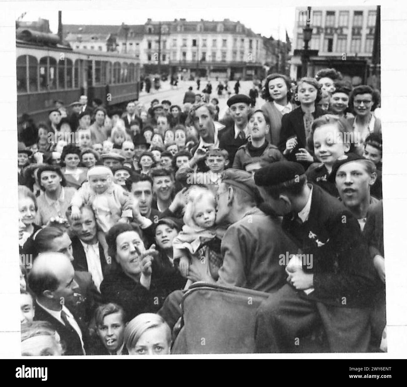 FRANZÖSISCHE UND BELGISCHE STÄDTE und DÖRFER BEFREIT - Ein britischer Soldat, umgeben von Mädchen, erhält einen Kuss in der Stadt Roubaix. Britische Armee, 21. Armeegruppe Stockfoto