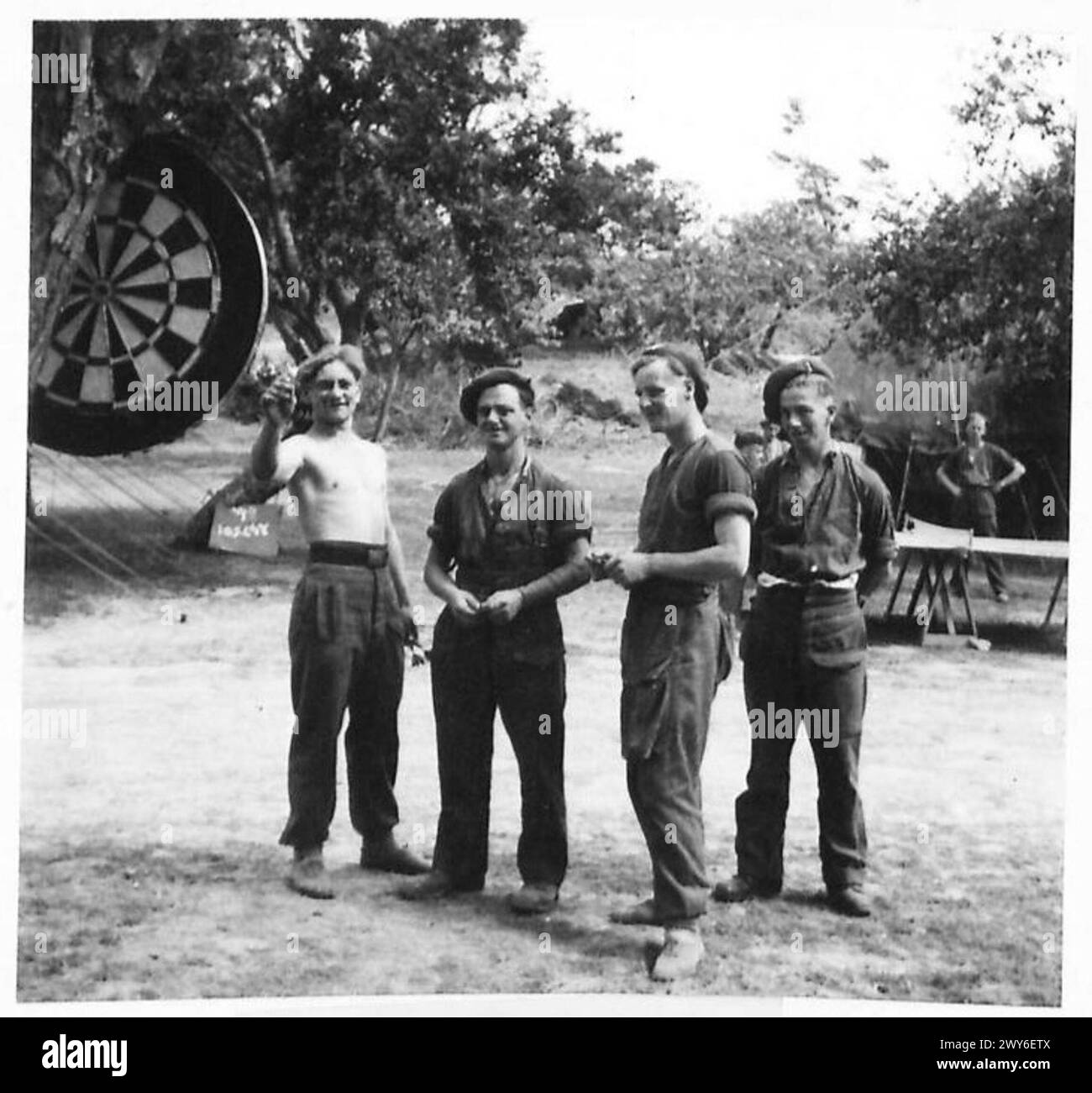 VERLASSEN SIE DAS CAMP IN DER NORMANDIE - die 'Dart School'. Einige Jungs genießen ein Spiel auf dem Gelände. L. an R. Pte. B. Skelton (Madeley, Salop) von Airborne Div., L/Bdr. W. Brown (Leeds) von der RA, Pte. J. Linton (Sheffield) von Airborne Div., L/Bdr. N. Howarth (Doncaster) der RA. Britische Armee, 21. Armeegruppe Stockfoto