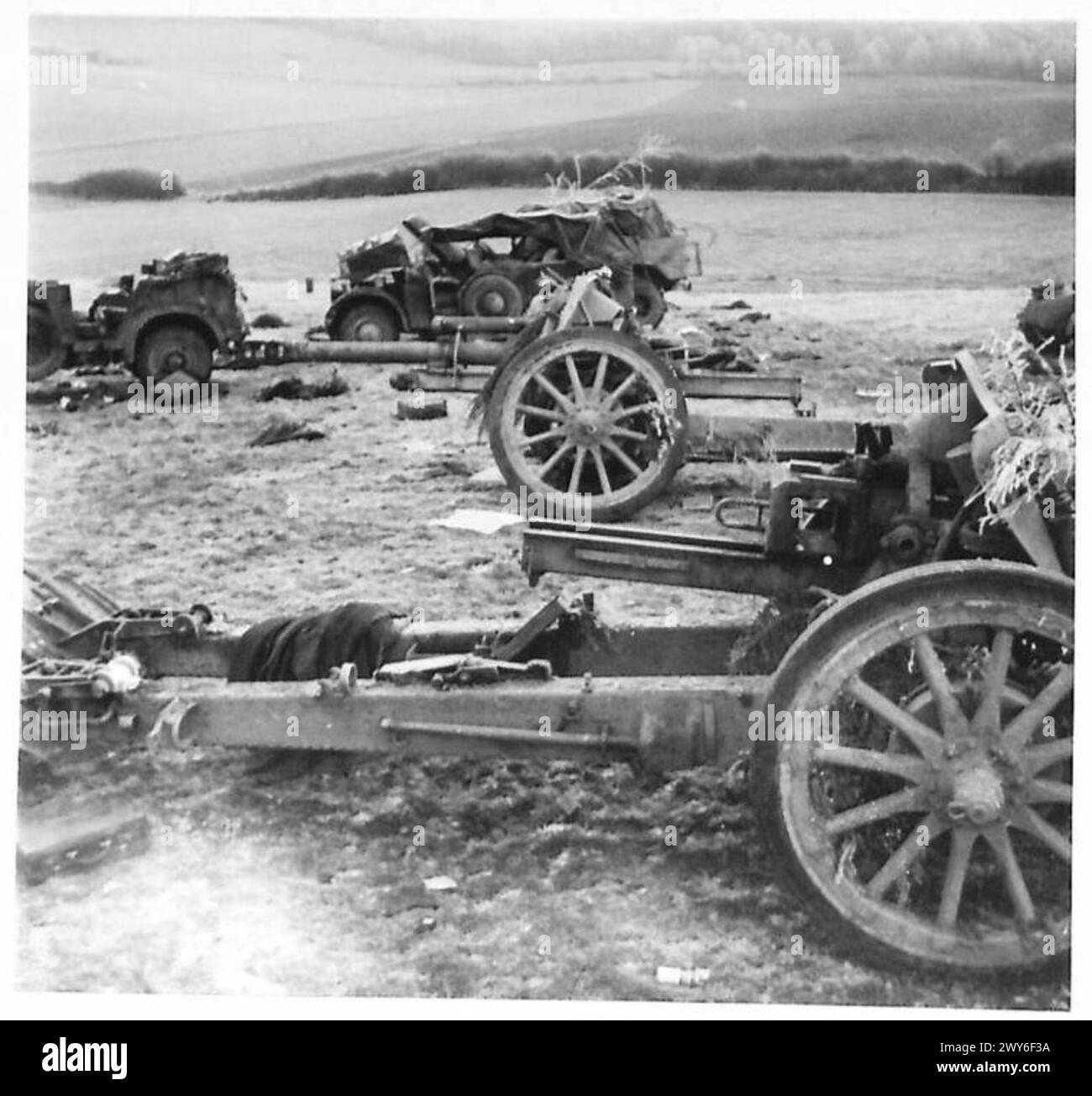 Verlassene deutsche Geschütze und Fahrzeuge wurden aufgrund von Treibstoffmangel während der Operationen der britischen Armee 21st Army Group verlassen. Stockfoto