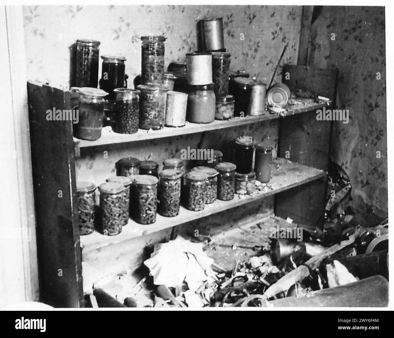 Obst und Gemüse in Flaschen in deutschen Haushalten werden von der britischen Militärregierung katalogisiert und verwaltet. Stockfoto