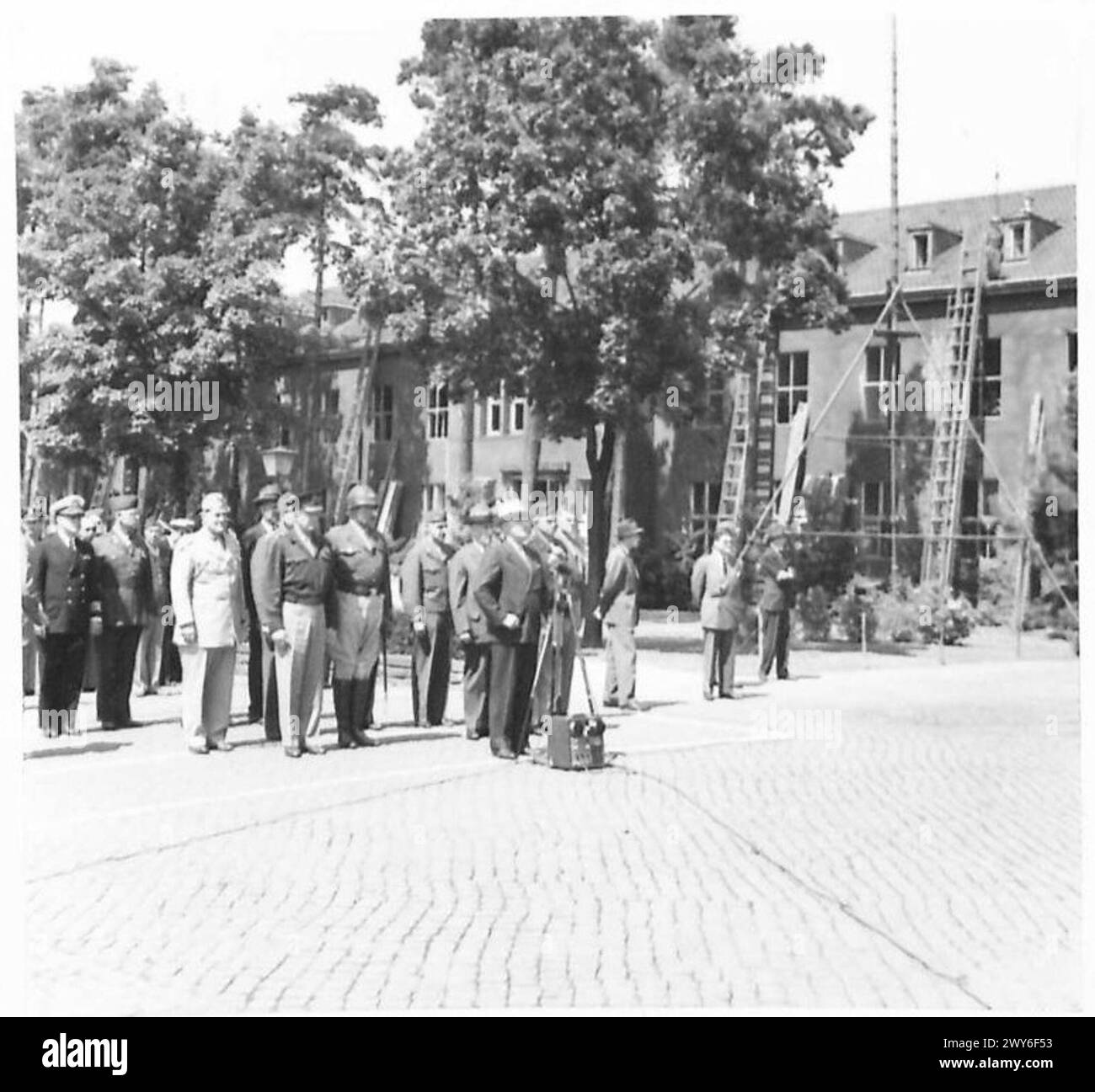 GROSSE DREI-KONFERENZ-FLAGGENHETZUNGSZEREMONIE IM HQ UNITED STATES GROUP CONTROL COUNCIL : BERLIN - verschiedene Bilder der Flaggenhetzungszeremonie im H.Q. der U.S.G.C.C. in Berlin. Von links nach rechts - General Eisenhower General Patton Präsident Truman Mr. Stettinius General Omar Bradley und andere hochrangige Offiziere, einschließlich General Clay. Britische Armee, 21. Armeegruppe Stockfoto