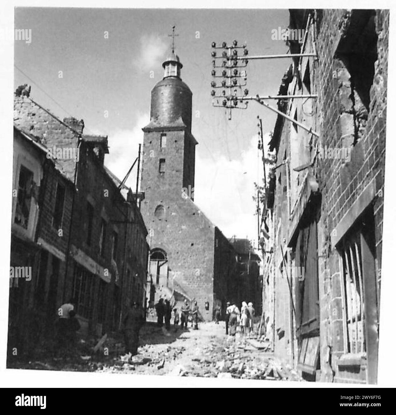 Eine Kirche in Putanges, Frankreich, die Kriegsschäden überlebte, wird gezeigt, nachdem britische Truppen Putanges und Ecouche während des Zweiten Weltkriegs unter der britischen Armee, 21st Army Group, erobert hatten. Stockfoto