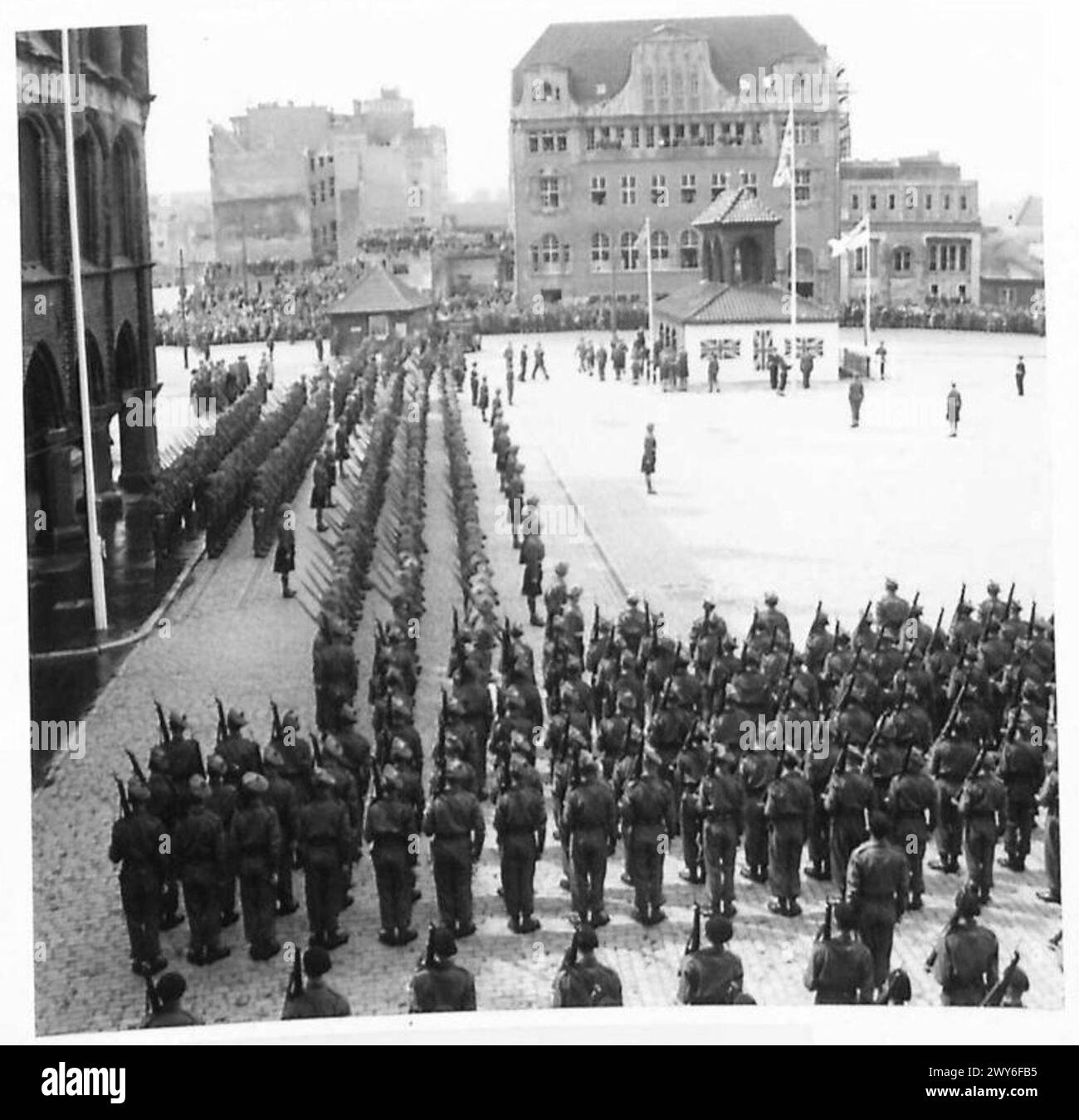 15. SCHOTTISCHE DIVISIONSPARADE ZU EHREN DES KÖNIGS GEBURTSTAG IN LÜBECK - Allgemeine Sicht auf die Parade. Britische Armee, 21. Armeegruppe Stockfoto