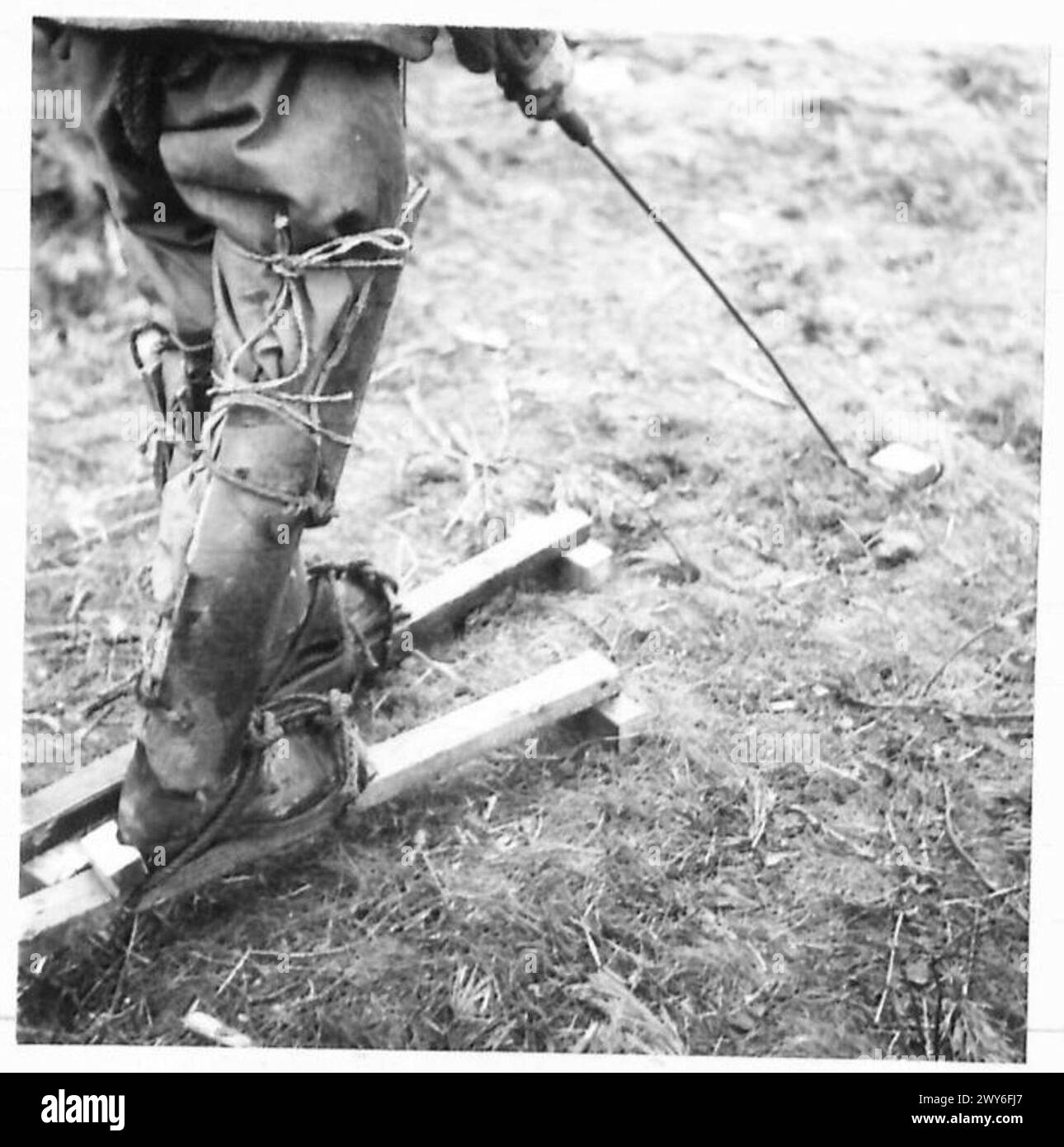 Schutzausrüstung für die Minenerkennung, einschließlich Beinschilde und Skier, wird von den 3. Briten in der Linie während Operationen der britischen Armee, 21. Armeegruppe, eingesetzt. Stockfoto