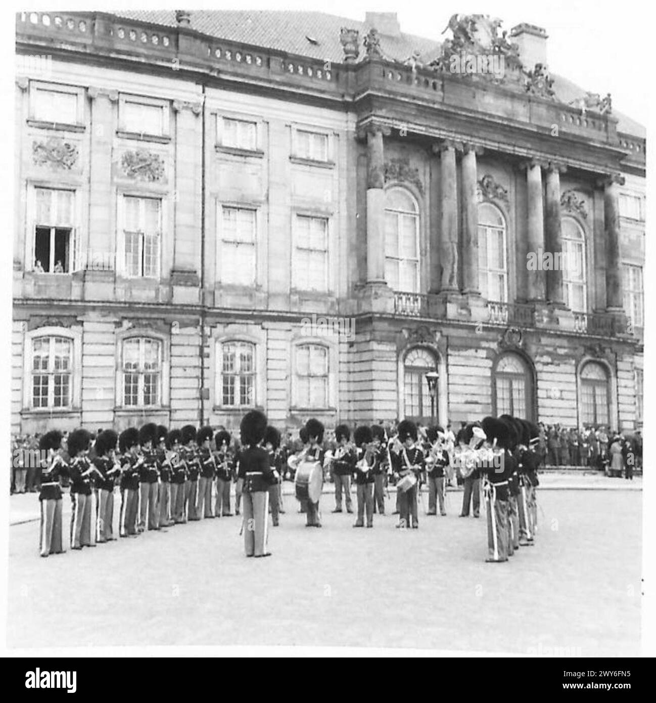 Die Kopenhagener Palastwache übernimmt zeremonielle Aufgaben, entlastet die Stadtpolizei und erfüllt Sicherheits- und zeremonielle Funktionen unter der Aufsicht der britischen Armee 21st Army Group. Stockfoto
