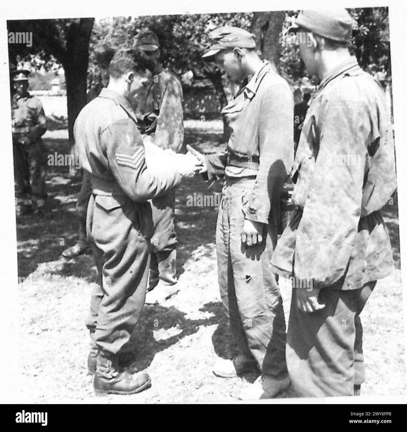 Sergeant O. Neal vom Geheimdienstkorps interviewt deutsche Gefangene, die in das Lager gebracht wurden, um unter Aufsicht der 21. Armee-Gruppe der britischen Armee Informationen zu sammeln. Stockfoto