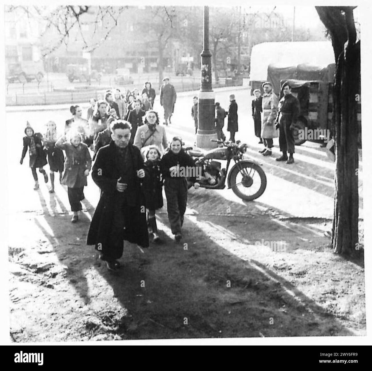 Niederländische Kinder kommen am Bahnhof Tilburg in den Niederlanden an, um nach Kriegsvertreibung nach England zur Erholung gebracht zu werden. Stockfoto