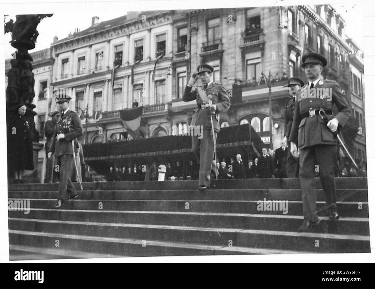 Prinz Charles, Regent von Belgien, kommt zu Waffenstillstandszeremonien in Brüssel mit der 21. Armeegruppe der britischen Armee. Stockfoto