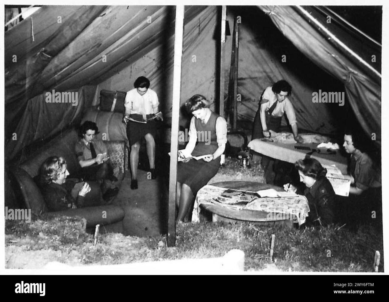 ATS „REDCAPS“ - das Erholungszelt, gut eingegraben und mit Möbeln ausgestattet, die aus einem deutschen Hauptquartier stammen und dem ATS Camp vorgestellt wurden. Britische Armee, 21. Armeegruppe Stockfoto