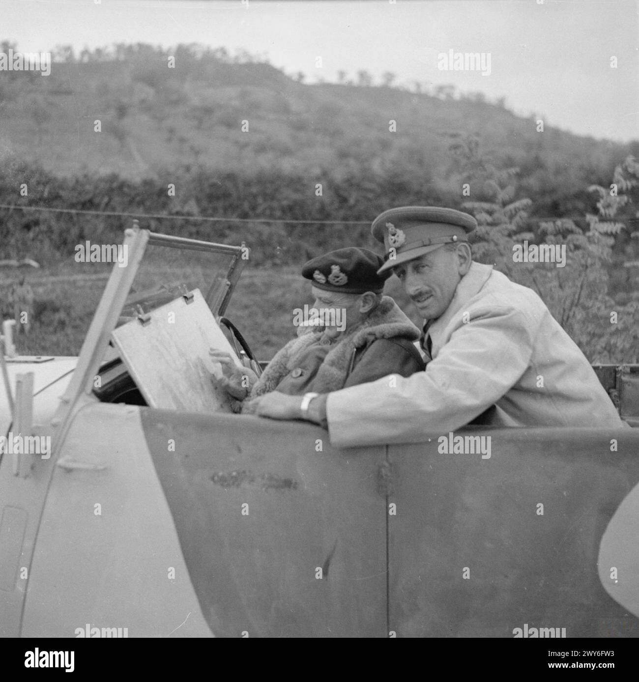 GENERAL MONTGOMERY BESUCHT DIE SANGRO-FRONT - Generalleutnant Charles Walter Allfrey, C.B., D.S.O, M.C., bei einer Straßenkonferenz mit General Montgomery irgendwo in Italien. , Stockfoto