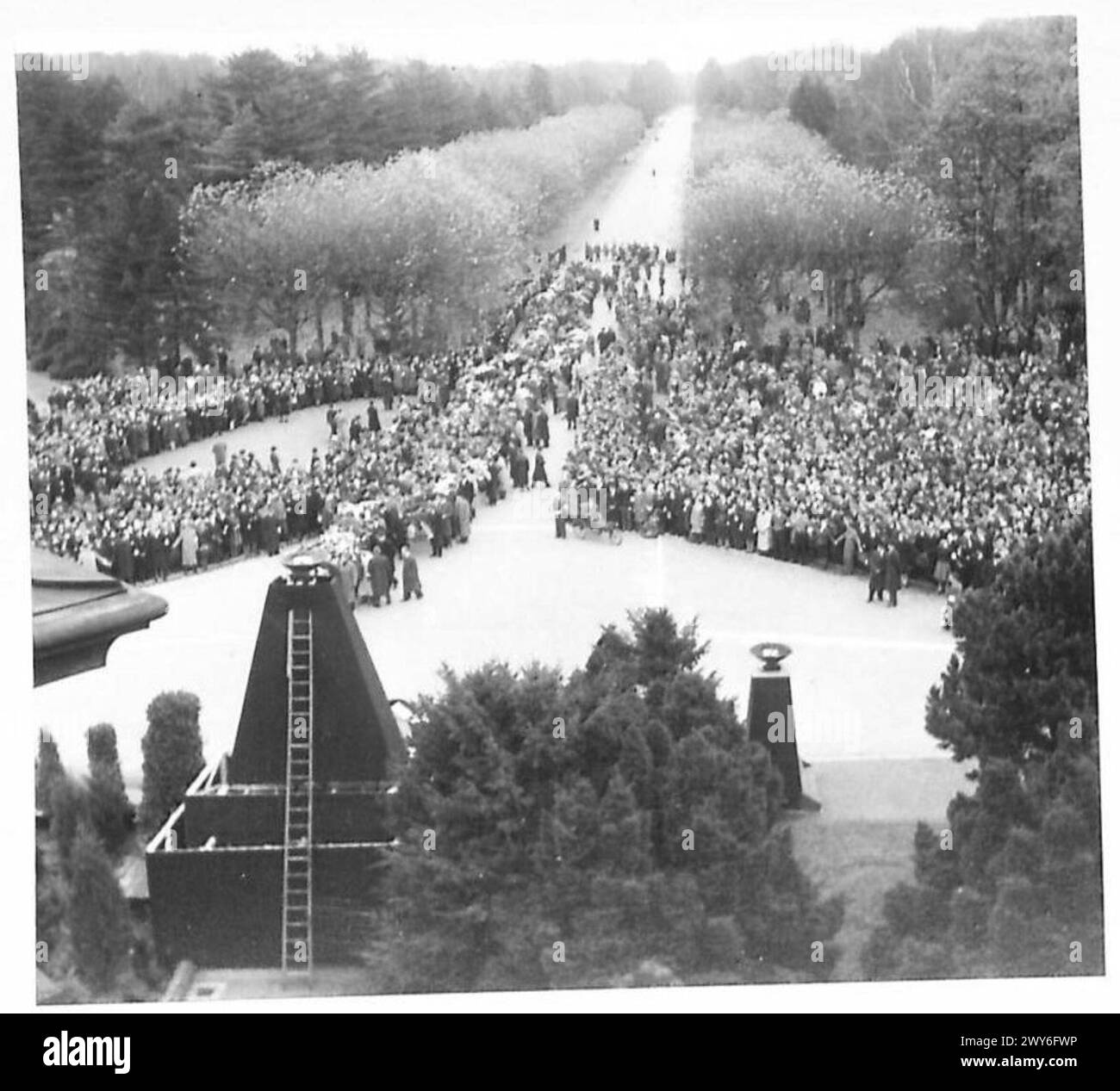 Menschenmassen versammeln sich zu einer deutschen Gedenkfeier für die Opfer von Konzentrationslagern unter Beobachtung der britischen Rheinarmee. Stockfoto