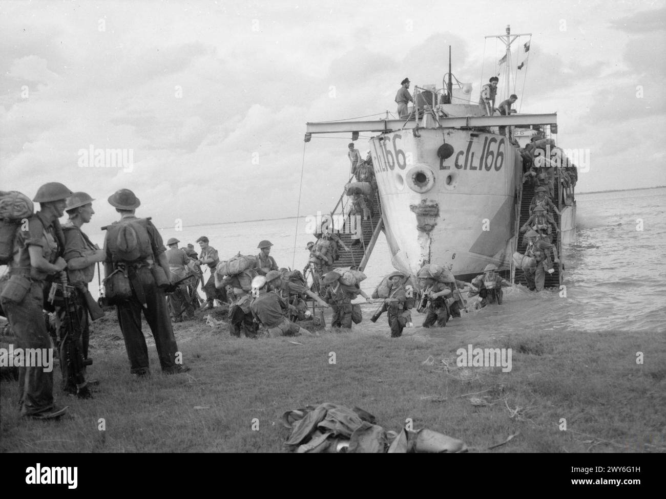 KÖNIGLICHE LUFTWAFFE IM FERNEN OSTEN, 1941-1945. - Operation DRACULA: Männer des RAF-Regiments und Grundbesatzungen von Supermarine Spitfire-Einheiten kommen von einer Landungsbootinfanterie (groß) LCI(L) 166 an einem der Strandstände nahe Rangoon, Burma, an Land. - Royal Air Force, Royal Air Force Regiment Stockfoto