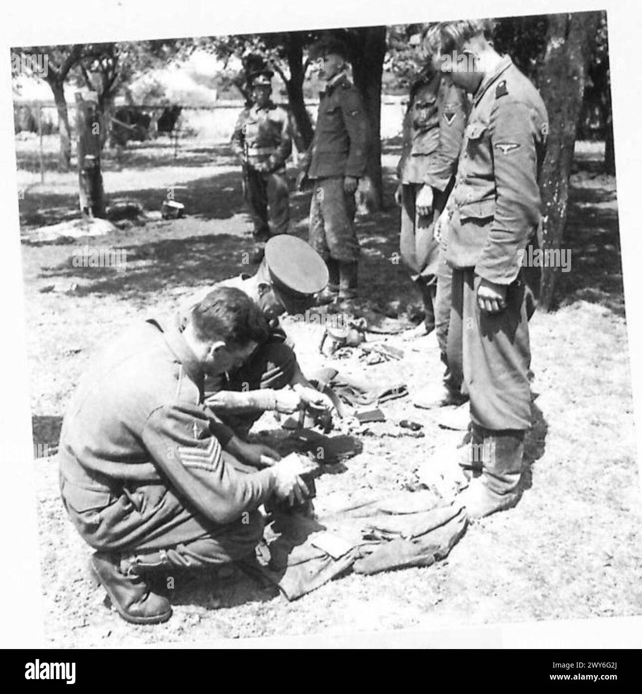 Ankunft der kriegsgefangenen Ausgeschnittene Stockfotos und -bilder - Alamy