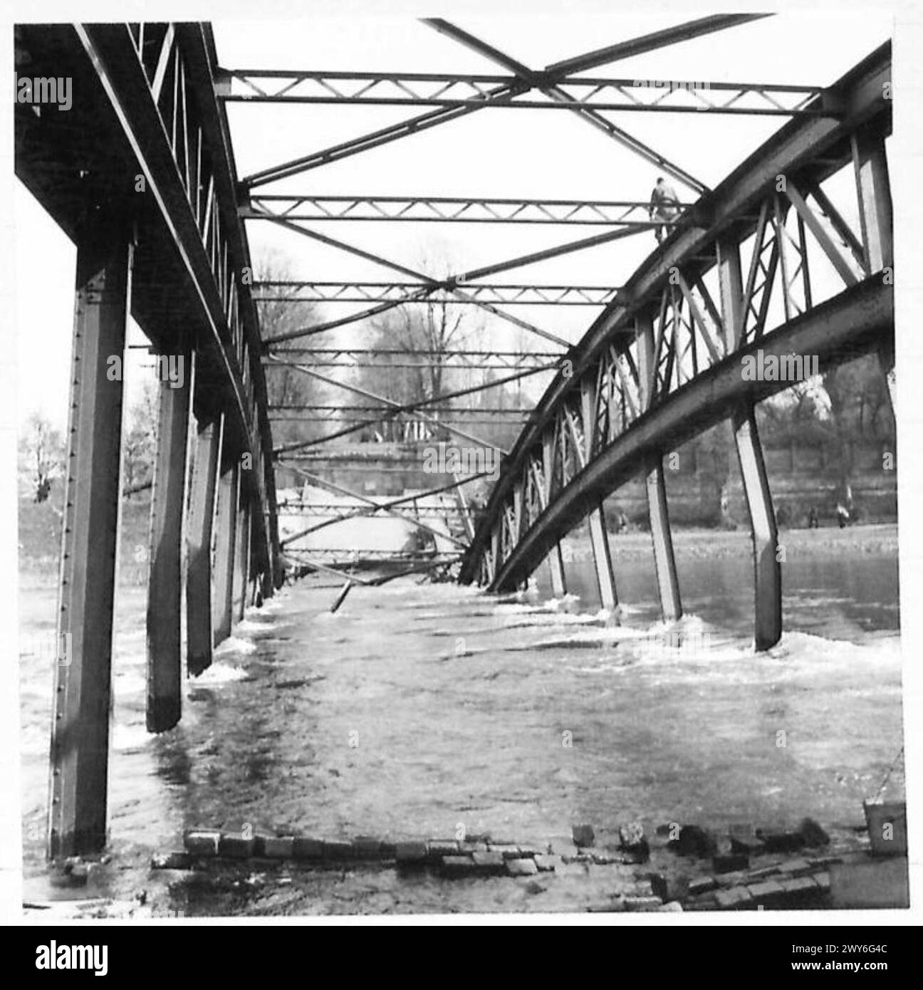 BRÜCKEN DER WESER - die Straßenbrücke über die Weser, nachdem die Deutschen sie gesprengt hatten. Britische Armee, 21. Armeegruppe Stockfoto