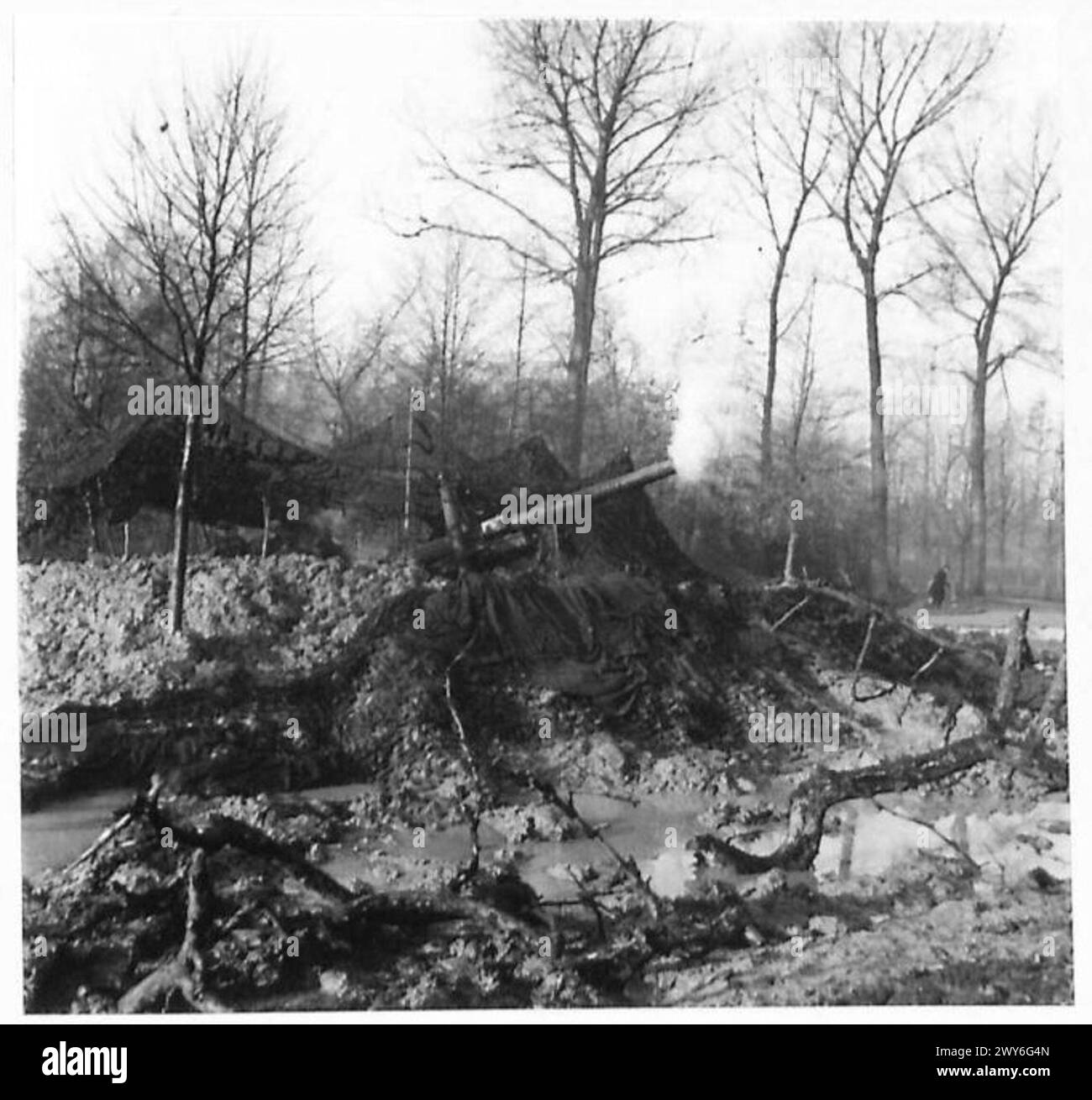 Divisionsartillerie feuert während des Kampfes, produziert Rauch, der Granatschaden auf feindliche Positionen signalisiert. Stockfoto