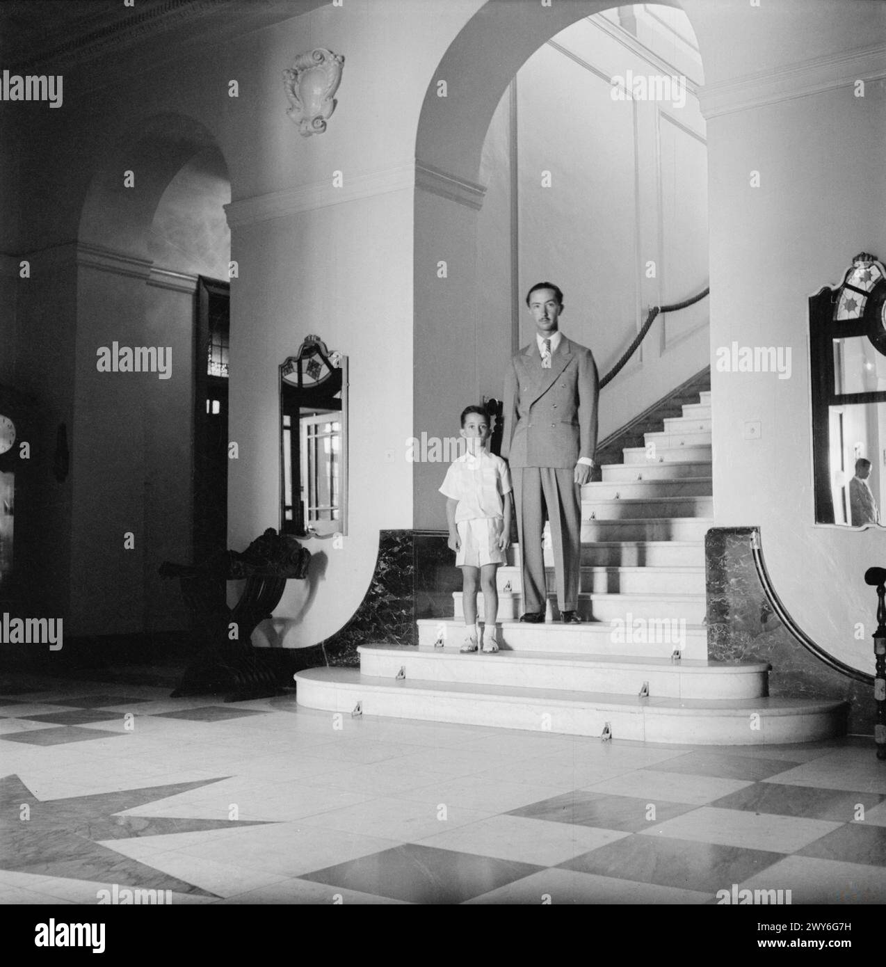 Das Foto zeigt König Faisal II. Von Irak im Königspalast in Bagdad, aufgenommen vom Fotografen Cecil Beaton. Stockfoto