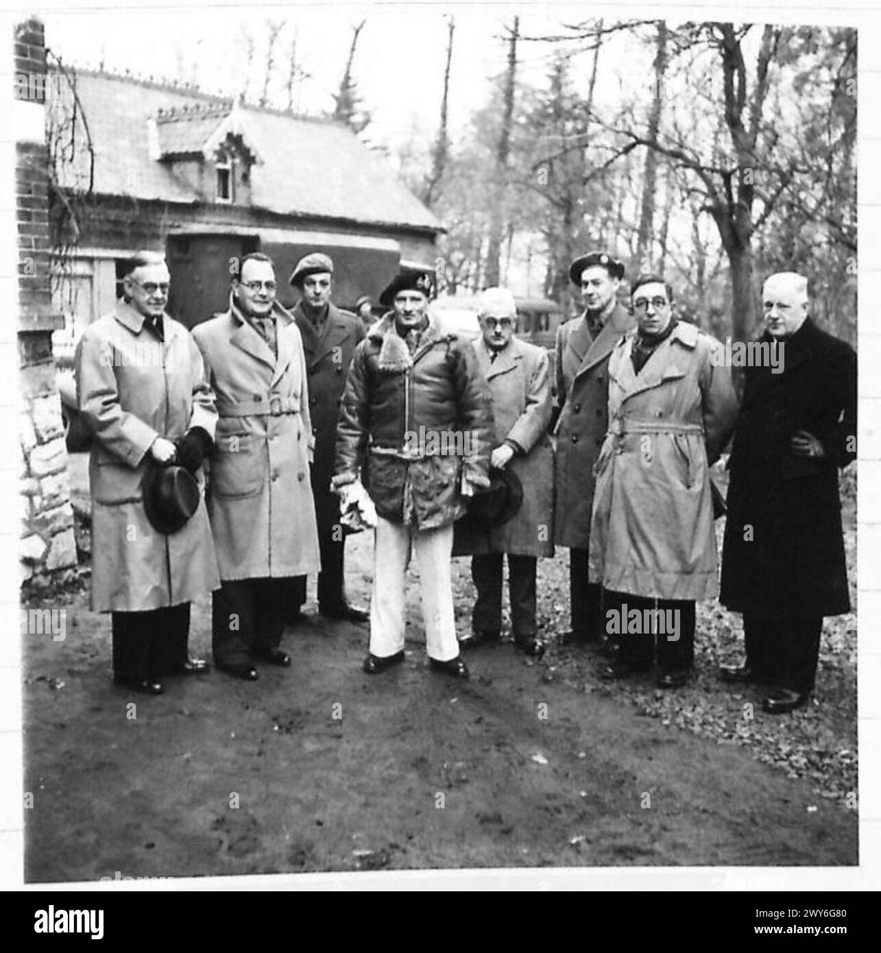 Feldmarschall Sir Bernard Montgomery wird mit britischen Zeitungsredakteuren während ihres Besuchs in seinem Hauptquartier an der Westfront fotografiert. Stockfoto