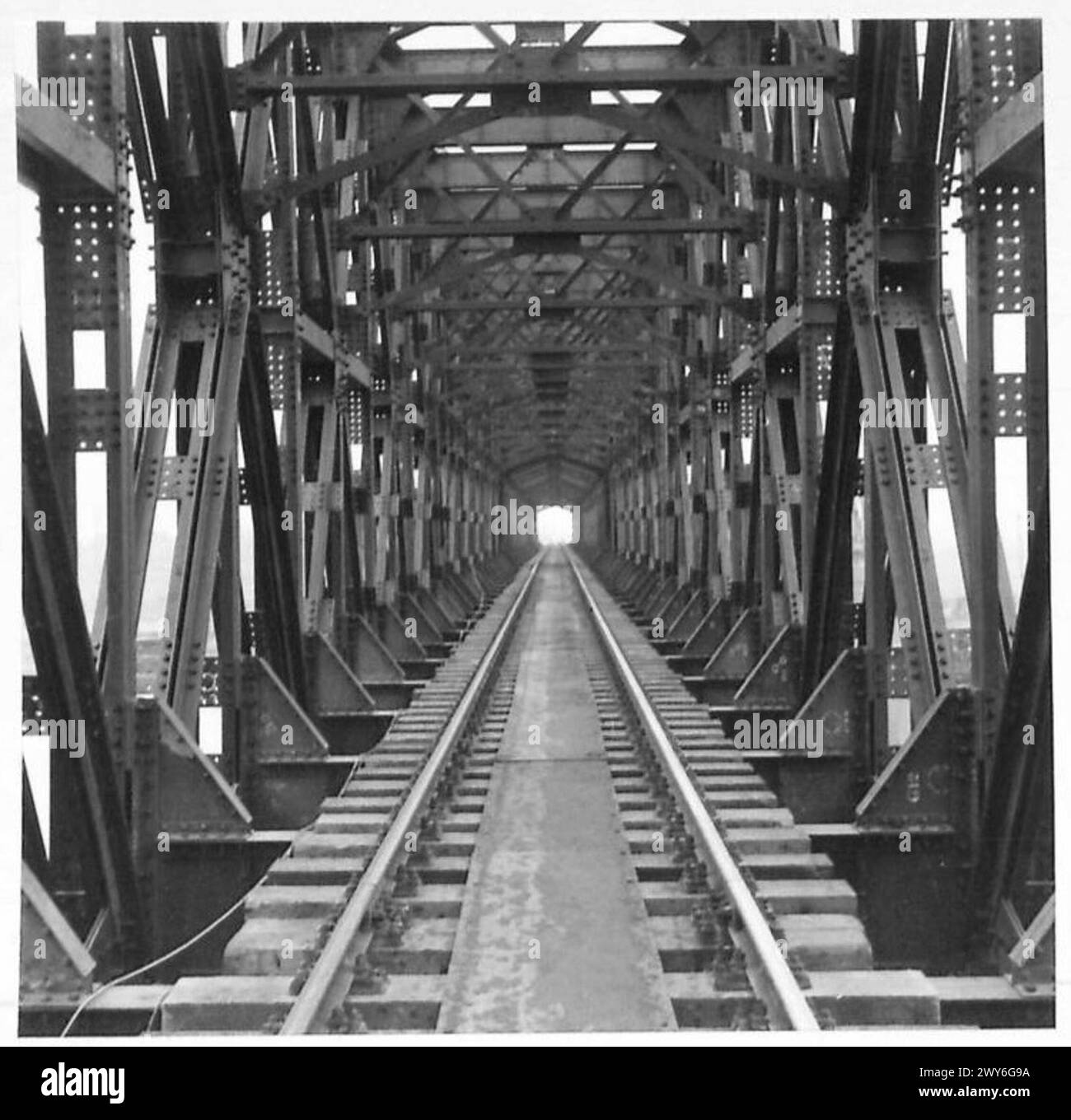 Allgemeine Ansichten der Brücke über den Fluss Ijssel bei Deventer, die den Ingenieurbetrieb der British Army of the Rhine und die Brückenstruktur zeigt. Stockfoto