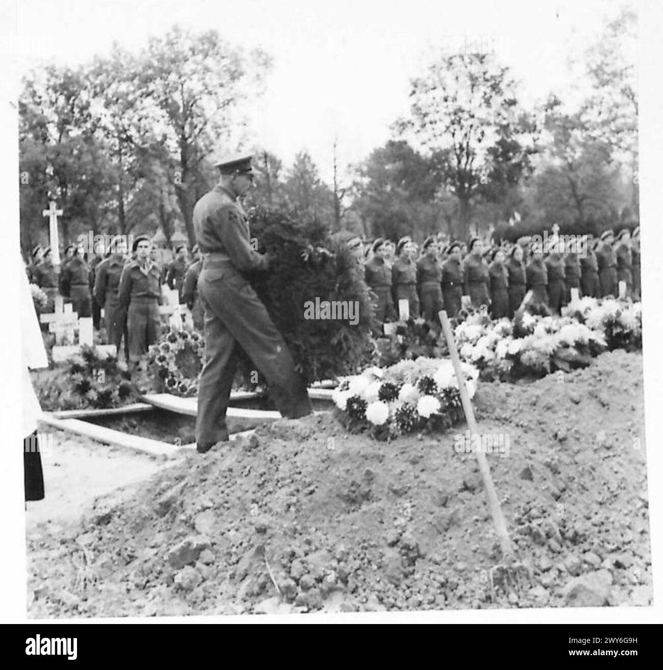Brigadier Fanshaw legt einen Kranz auf die Gräber von Soldaten, die bei einem Absturz des Liberator-Flugzeugs bei Evere, 3. Division, British Army of the Rhein, getötet wurden. Stockfoto