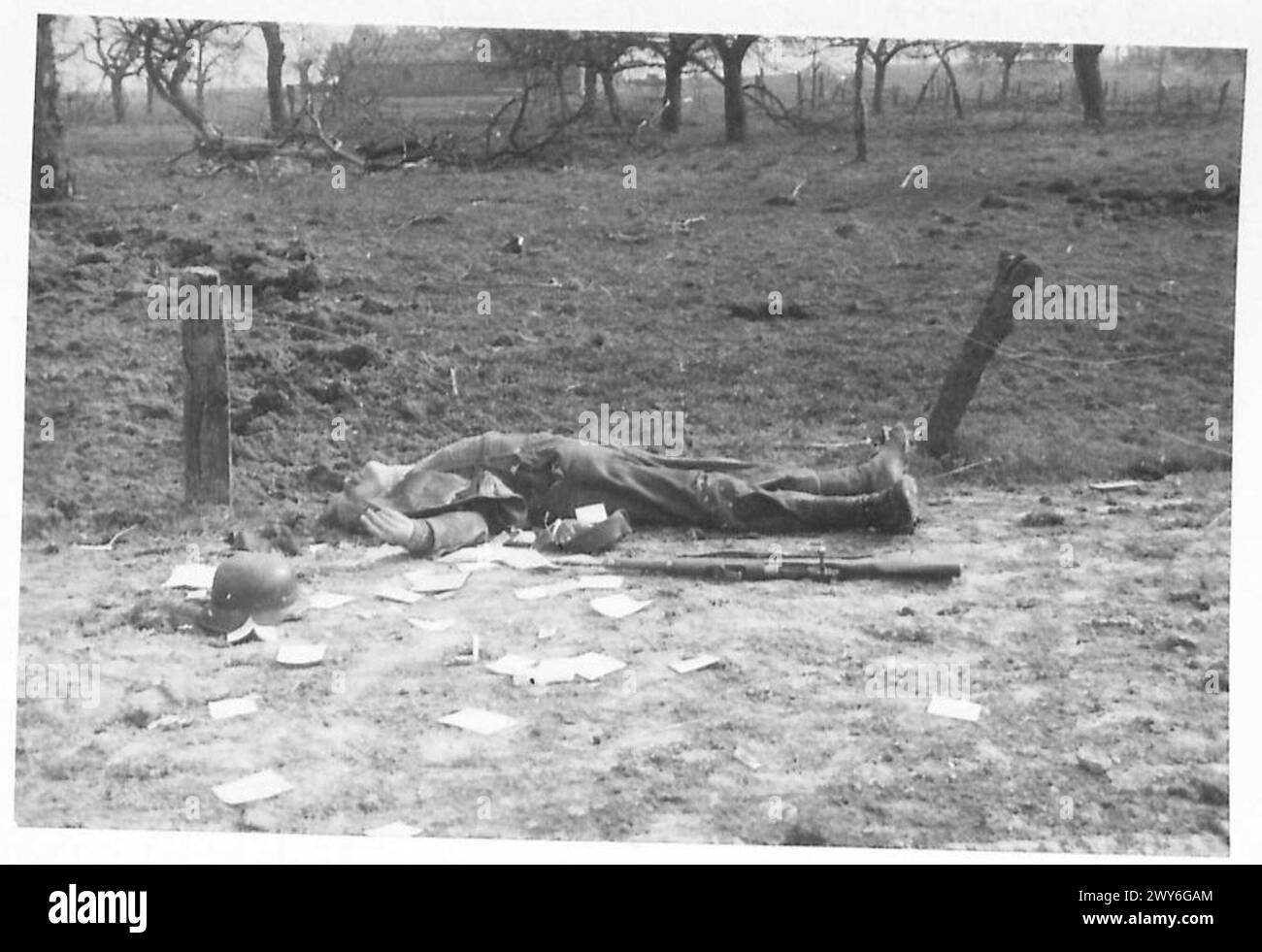 Ein deutscher Soldat folgt den Befehlen des Führers, während er während des Zweiten Weltkriegs am Ufer des Rheins positioniert wurde Stockfoto