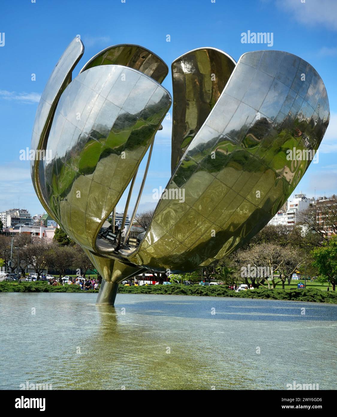 Floralis Genérica, eine Skulptur aus Stahl und Aluminium auf der Plaza de las Naciones Unidas, Avenida Figueroa Alcorta. Stockfoto