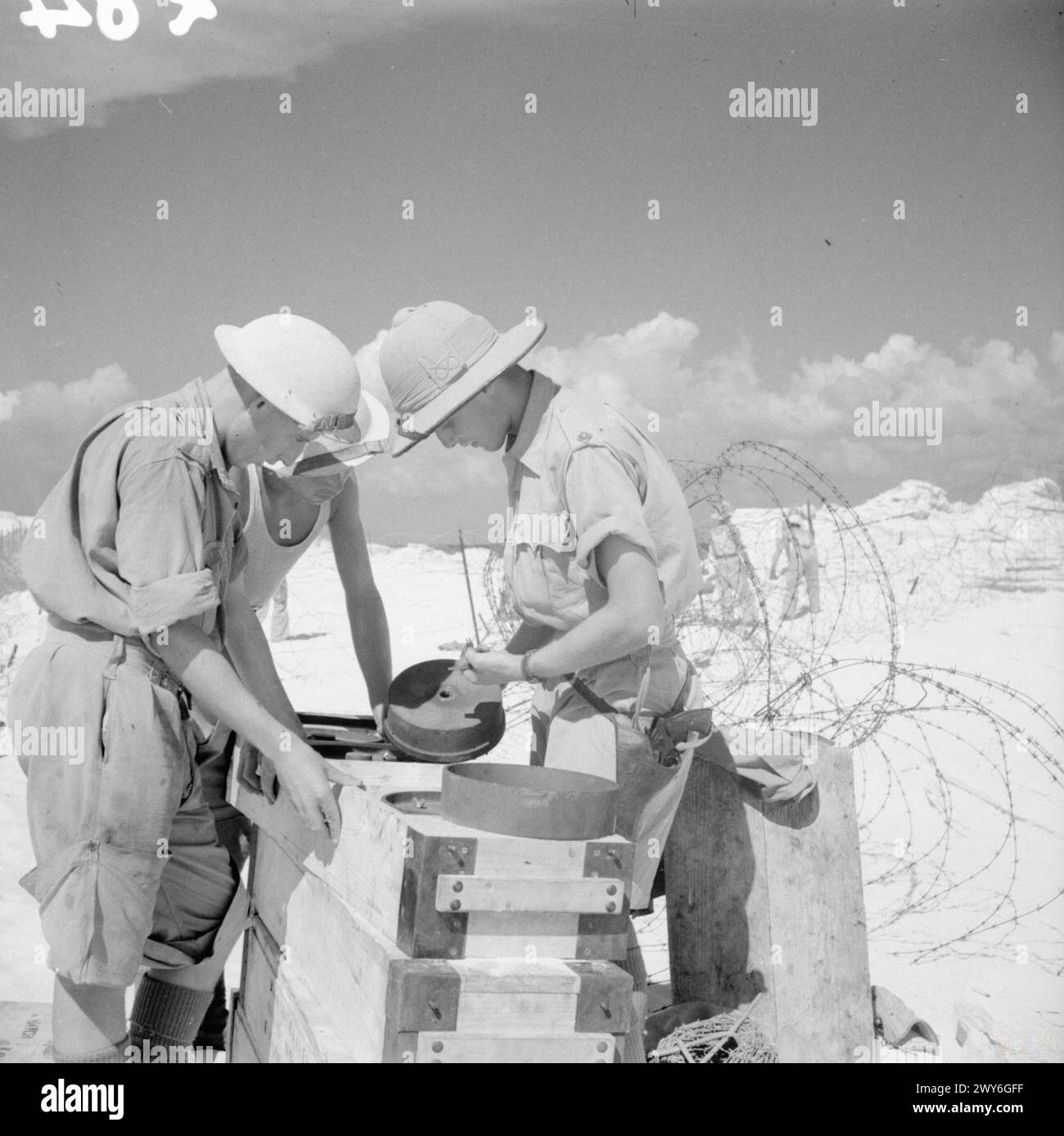 DIE BRITISCHE ARMEE IN NORDAFRIKA – ein Offizier des 1st Battalion South Staffordshire Regiment, der zwei seiner Männer anwies, wie man Minen verlegen sollte, Mersa Matruh, 25. Oktober 1940. Britische Armee, South Staffordshire Regiment Stockfoto