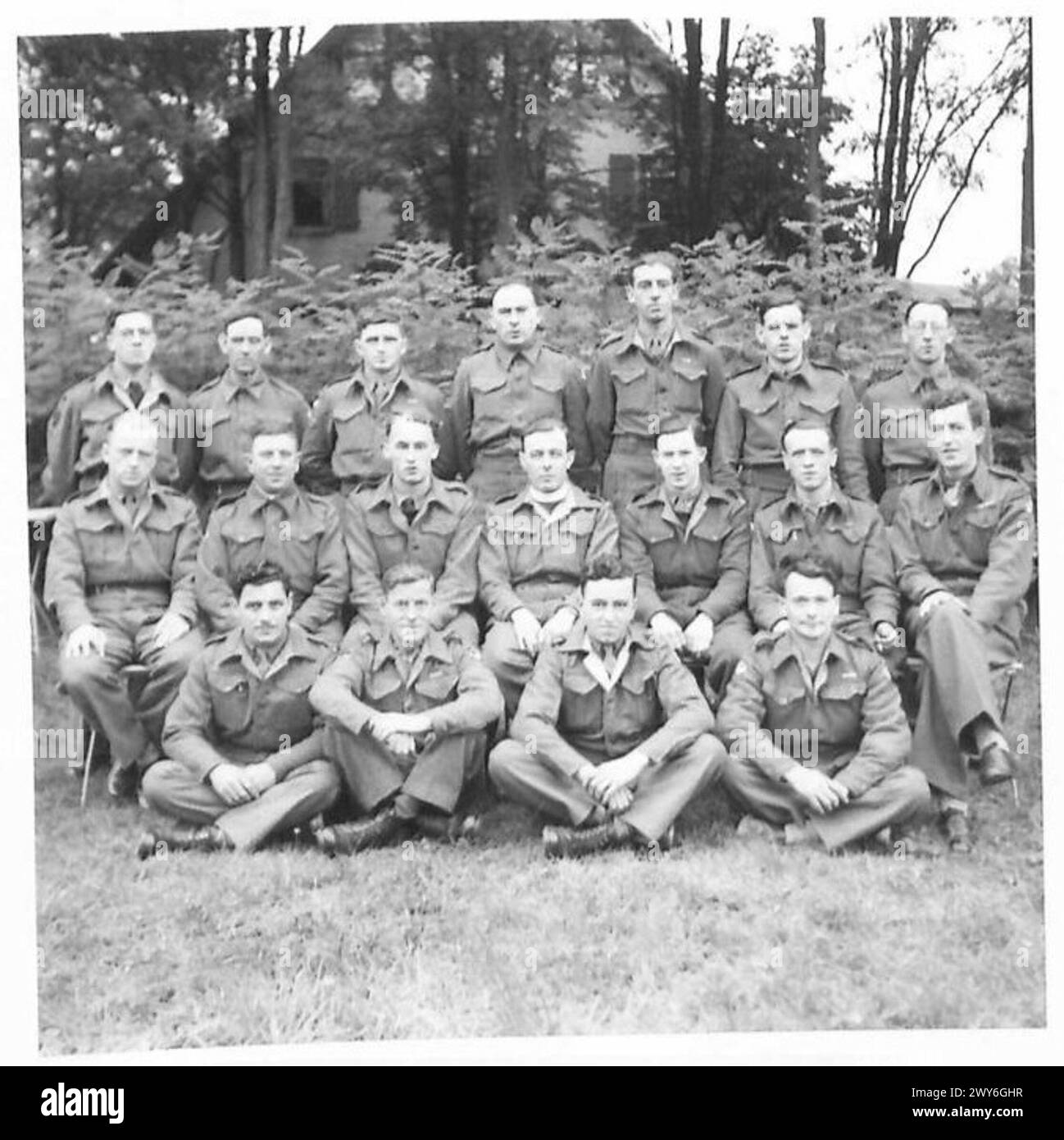 Die Besucher werden von P. J. McKenny im Maryknoll Catholic Retreat Centre in Mardorf während der britischen Rheinarmee geführt. Stockfoto