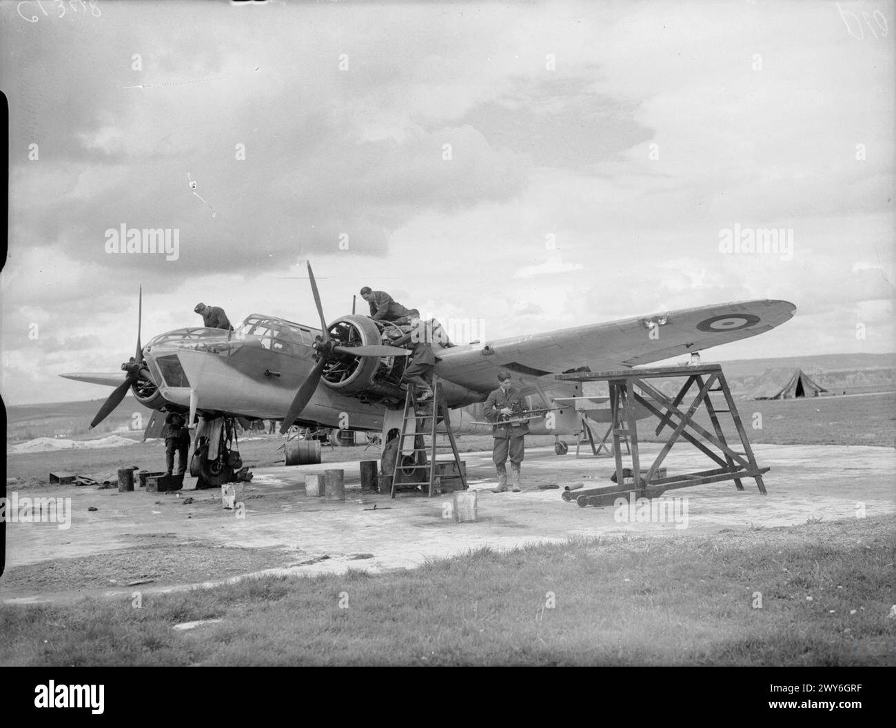 KÖNIGLICHE LUFTWAFFE: FRANKREICH, 1939-1940. - Bristol Blenheim Mark IV, N6227 'XD-M', von Nr. 139 Squadron RAF, wird in Plivot einer Motorüberholung unterzogen. Beachten Sie den Panzer (Vorderboden), der gerade das vorwärts schießende Maschinengewehr .303 aus seiner Halterung im Hafenflügel zur Untersuchung entfernt hat. , Royal Air Force, 139 Squadron, Royal Air Force, Advanced Air Strike Force Stockfoto